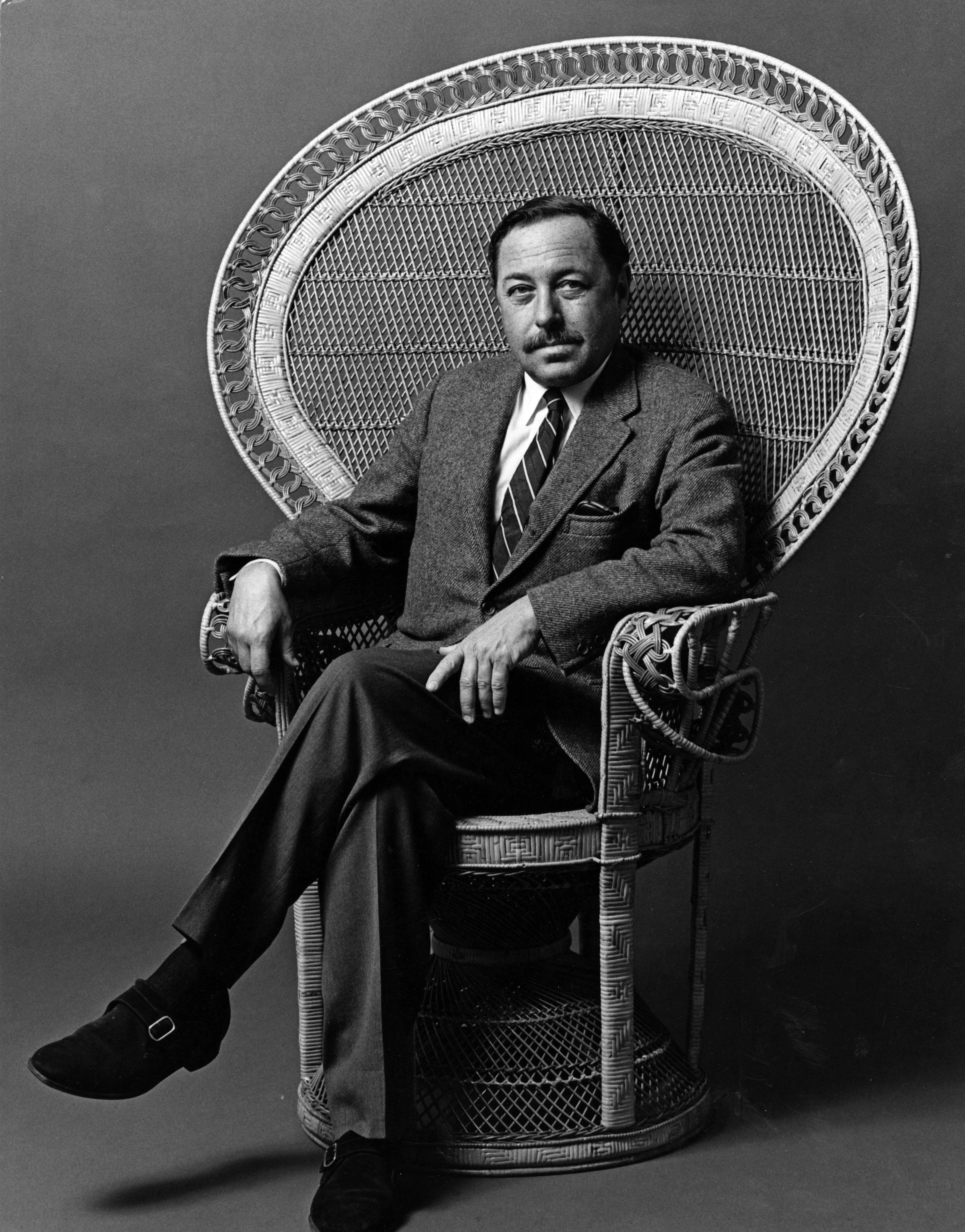 Fotografia vintage alla gelatina d'argento 11 x 14" del drammaturgo premio Pulitzer Tennessee Williams, fotografato il 20 gennaio 1966. Firmato da Jack Mitchell sul verso della stampa. Proviene direttamente dagli archivi Jack Mitchell con un