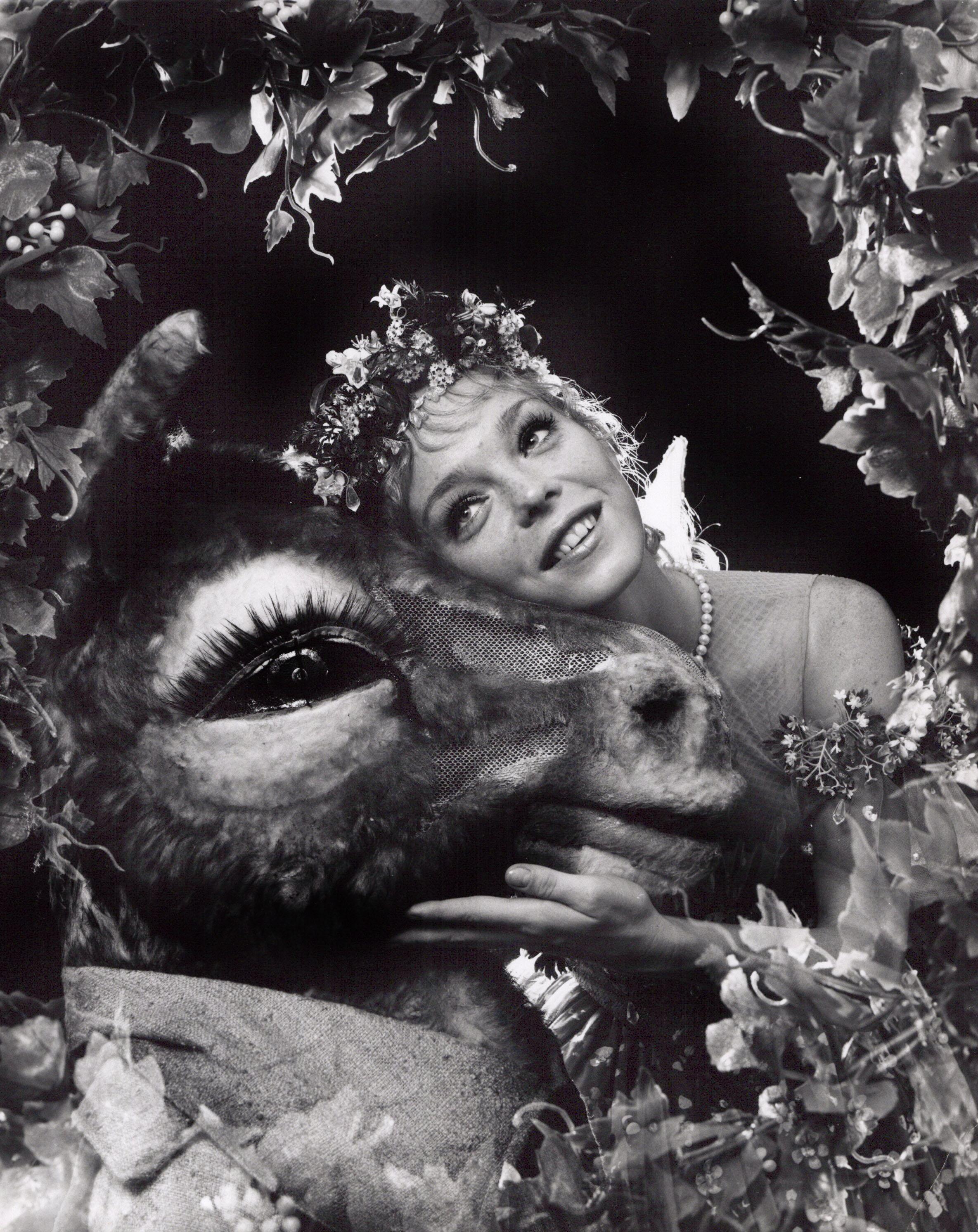 Black and White Photograph de Jack Mitchell - Rebecca Wright y Larry Grenier en el "Sueño" del Joffrey Ballet