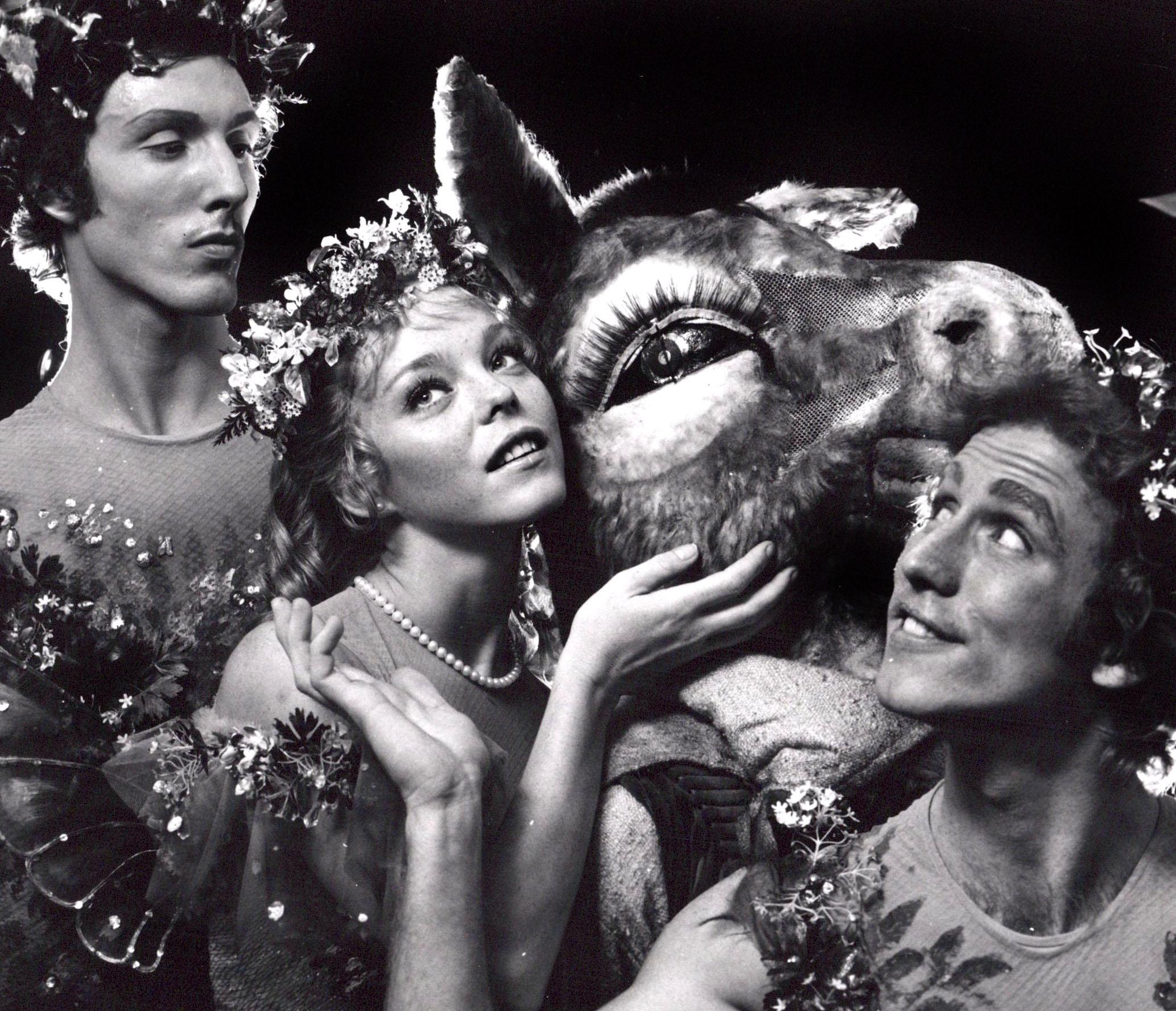 Es handelt sich um Rebecca Wright,  Burton Taylor & Russell Sultzbach in „Dream“ des Joffrey Balletts – Photograph von Jack Mitchell