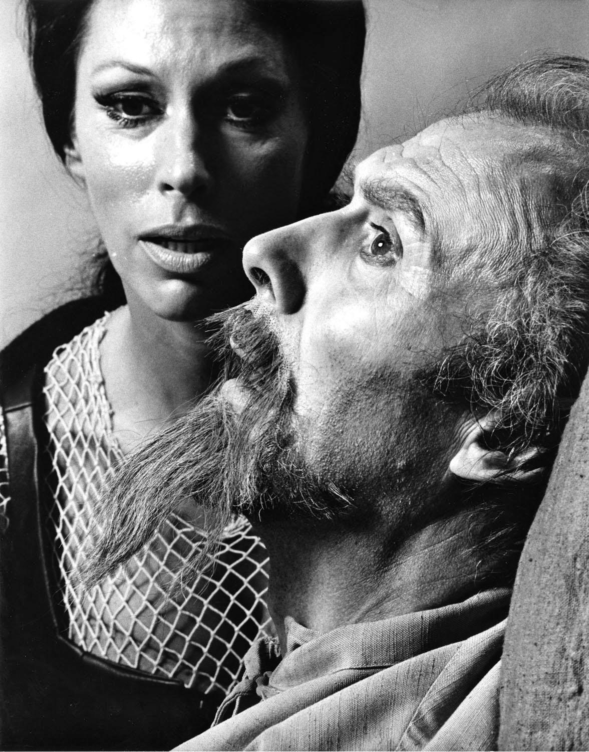 Black and White Photograph de Jack Mitchell - Richard Kiley y Joan Diener, protagonistas de  El hombre de La Mancha" en Broadway
