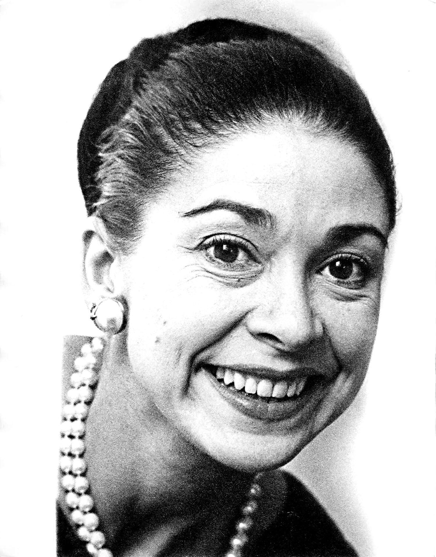 Black and White Photograph di Jack Mitchell - Ritratto in studio della prima ballerina del Royal Ballet Margot Fonteyn
