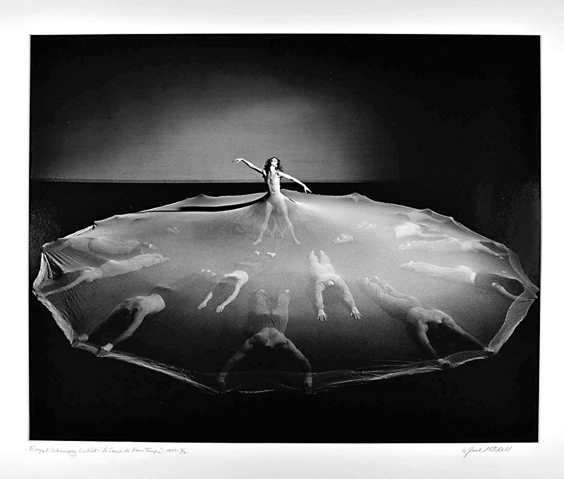 Jack Mitchell Black and White Photograph – Royal Winnipeg Ballett mit der Aufführung „Le Sac du Printemps“, signierter Ausstellungsdruck