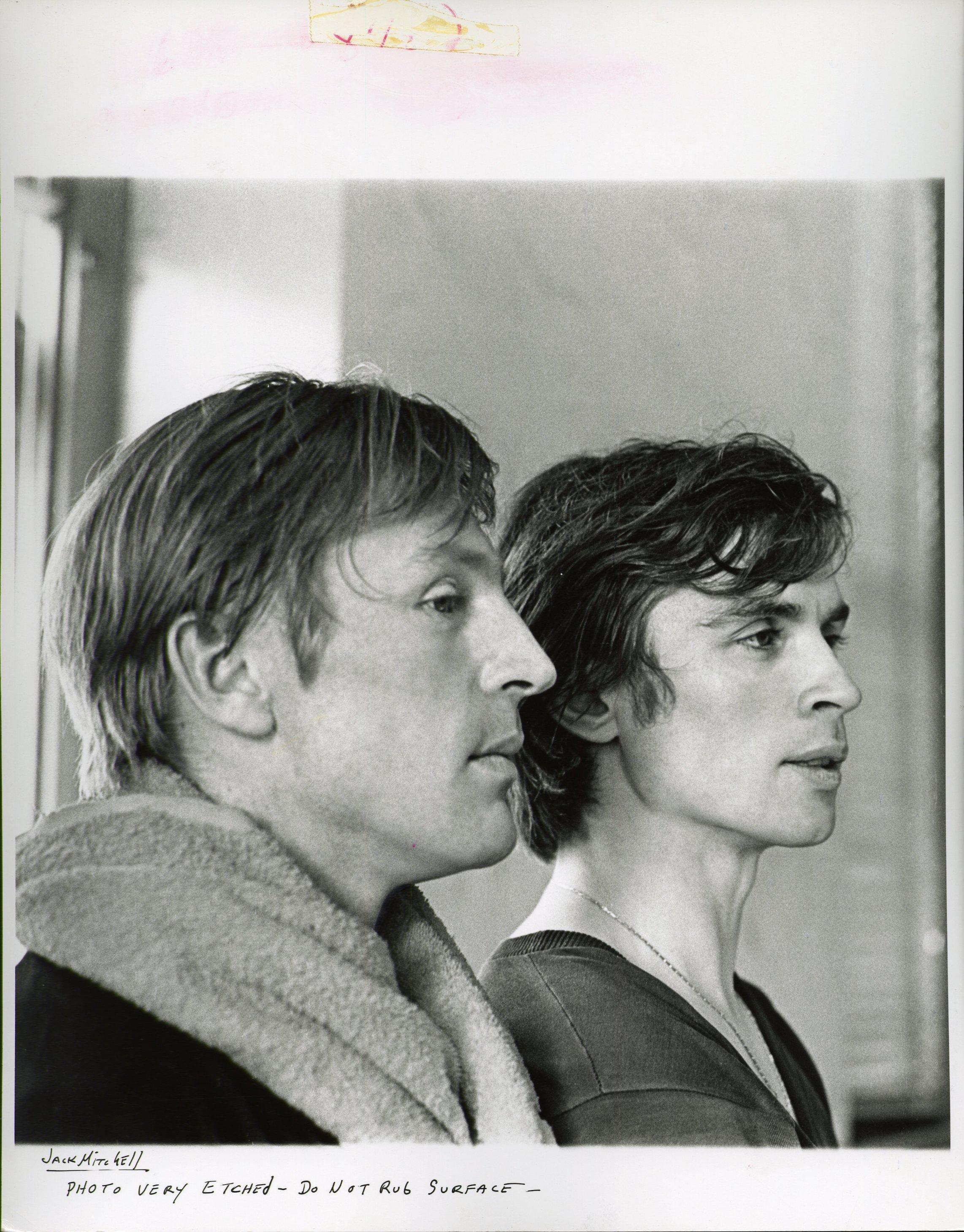 Black and White Photograph de Jack Mitchell - Rudolf Nureyev y Erik Bruhn fotografiados ensayando, Fotografía de portada de la revista Dance Magazine