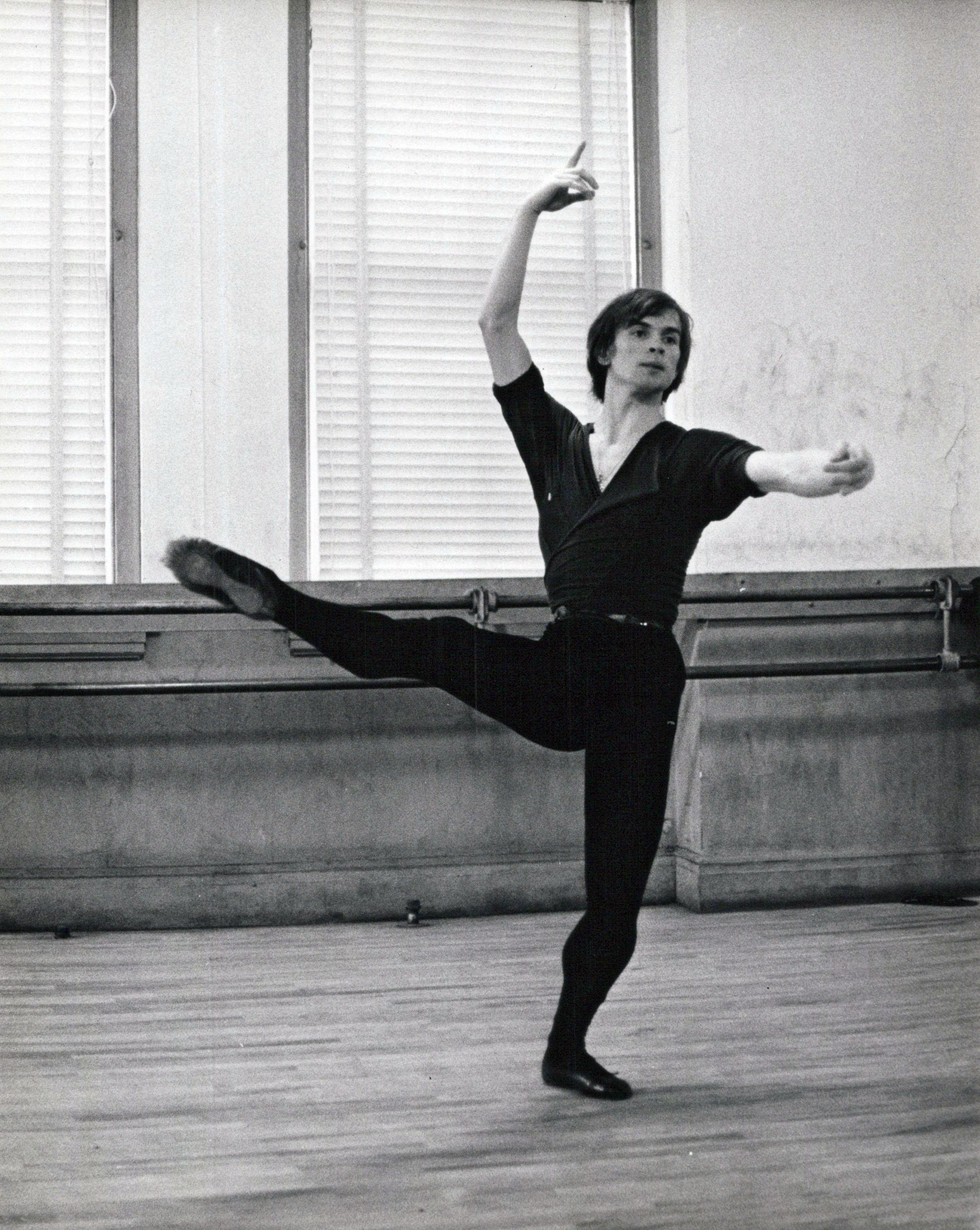 Jack Mitchell Black and White Photograph – Rudolf Nureyev in Tanzkurs