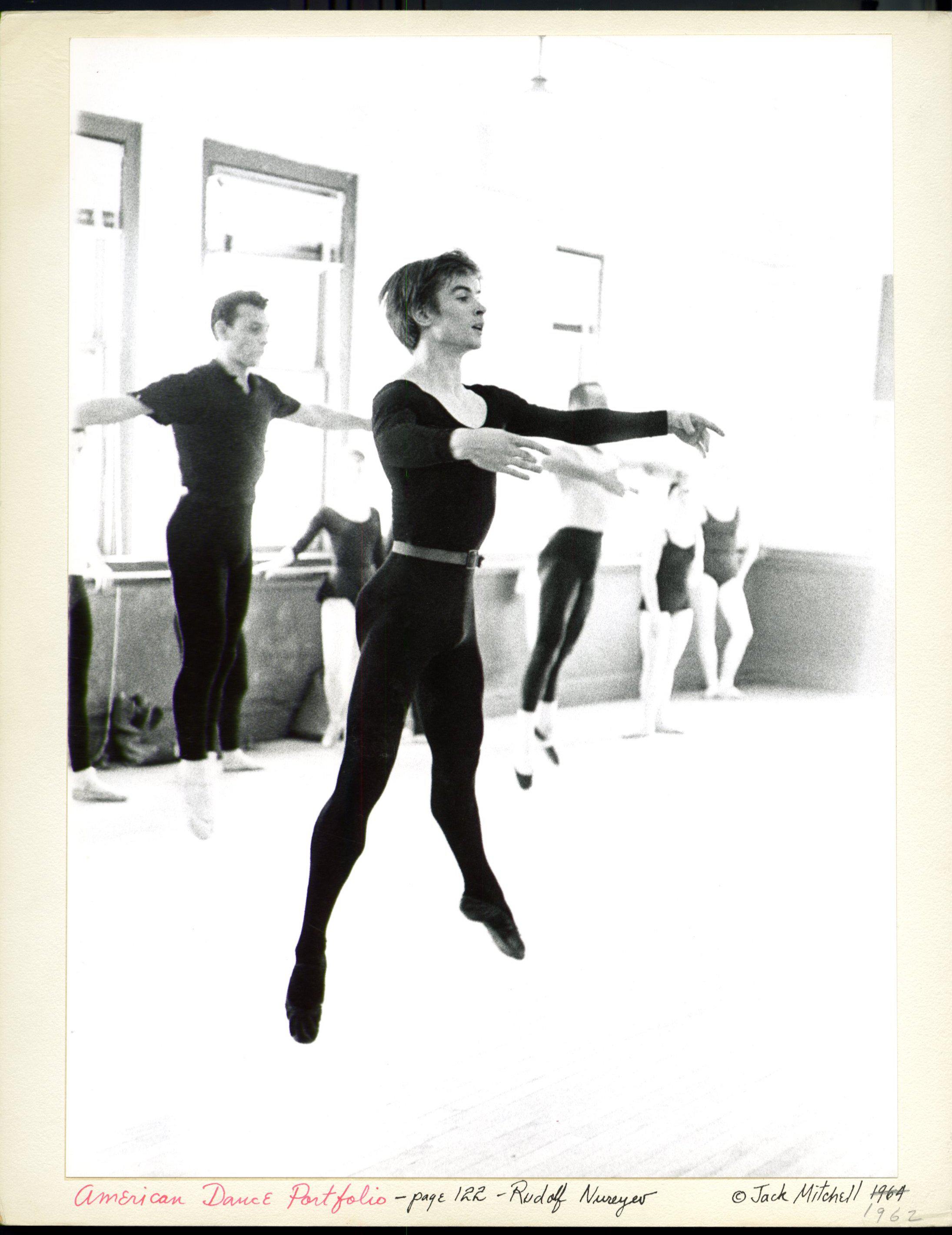 11 x 14" alte Silbergelatinefotografie von Rudolf Nurejew im Tanzunterricht, 24. Januar 1962. Signiert von Jack Mitchell auf der Rückseite des Drucks und auf der Vorderseite.  Sowohl die Vorder- als auch die Rückseite sind auf Archivkarton