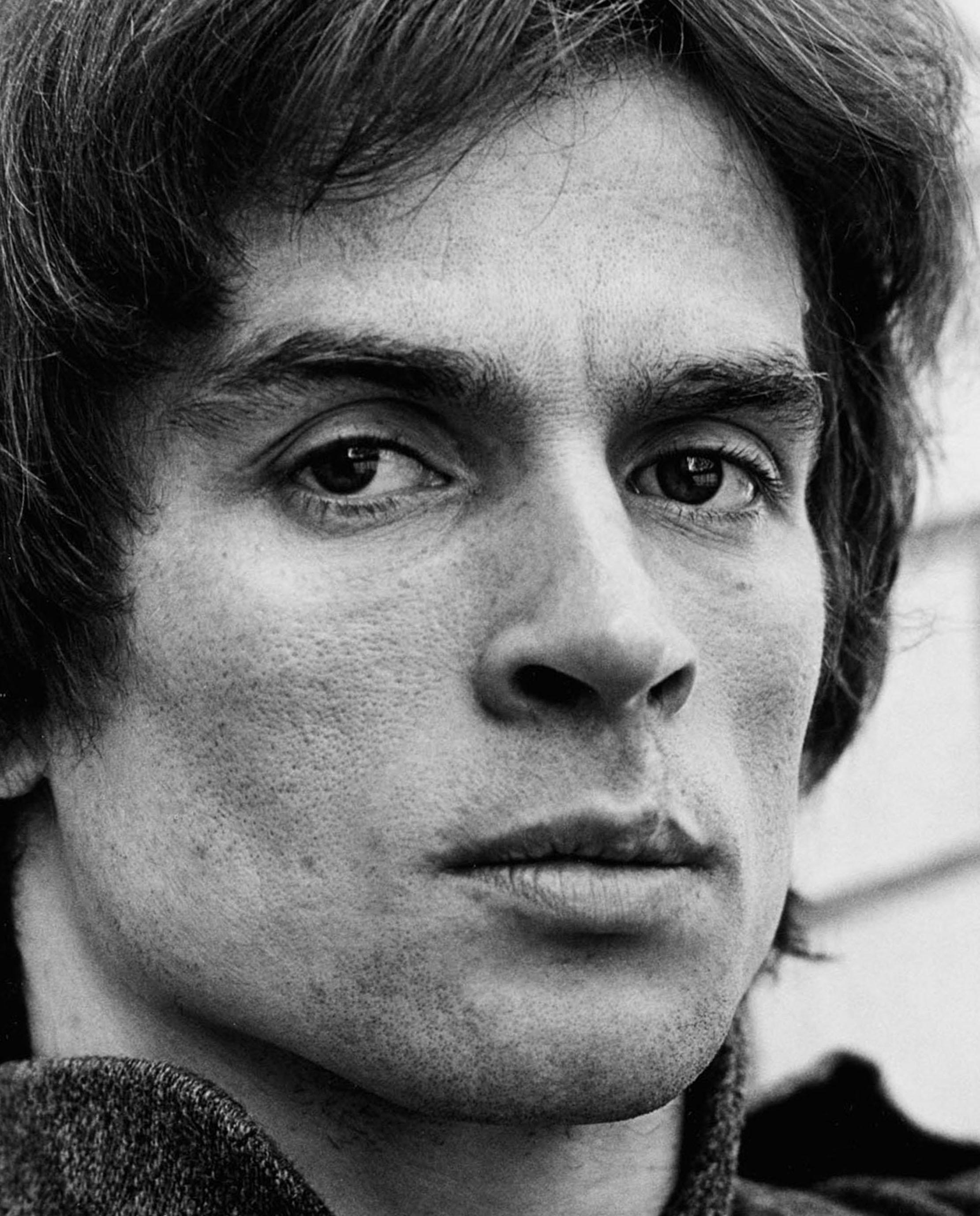 Rudolf Nureyev fotografierte in der Wohnung seines Freundes Monique van Vooren – Photograph von Jack Mitchell