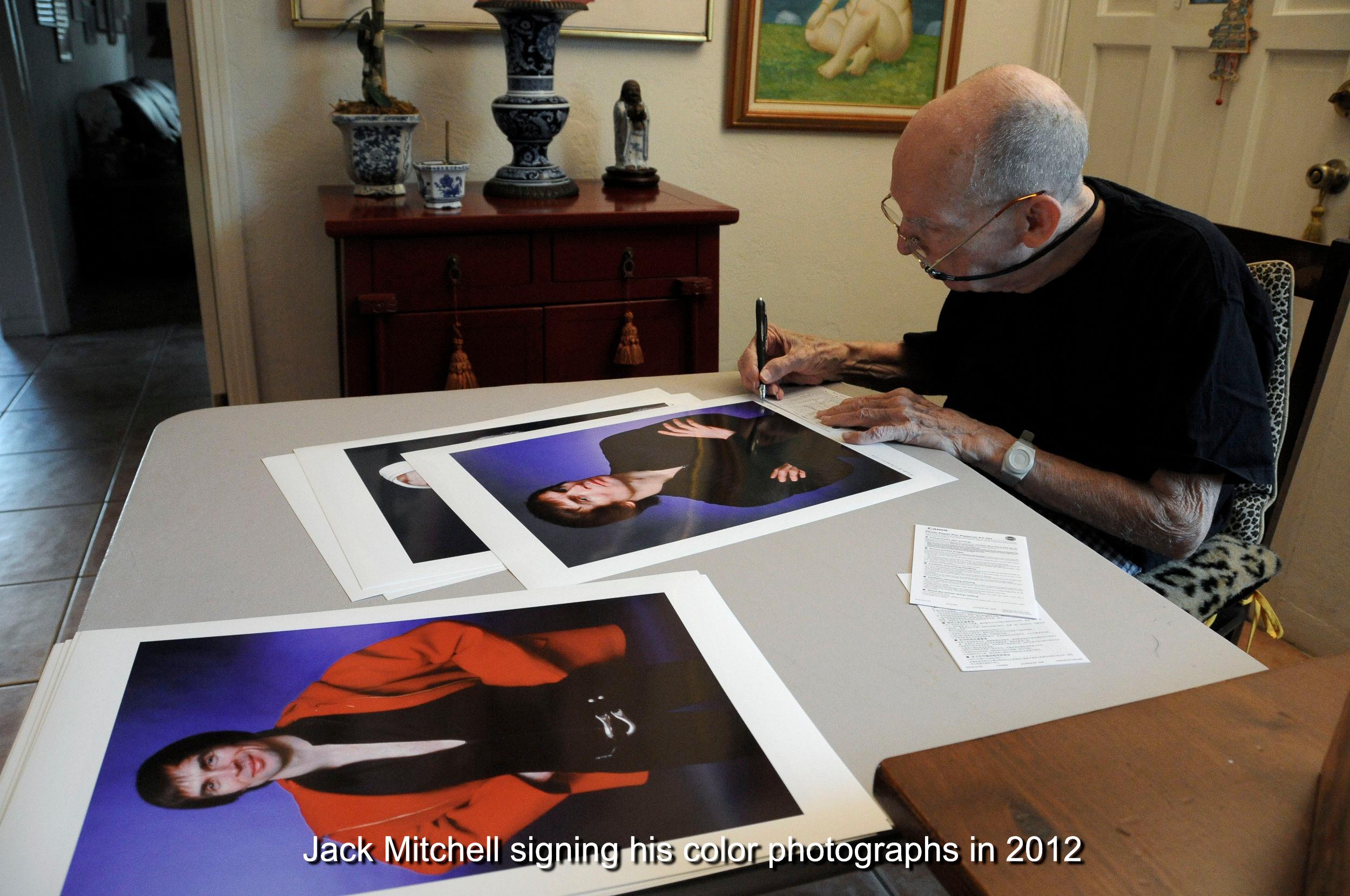 Rudolf Nureyev, fotografiert für „After Dark“, 1975. Signiert von Jack Mitchell im Angebot 5