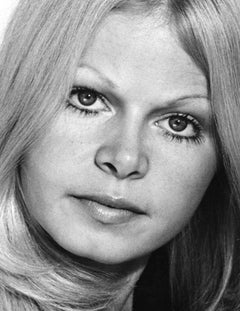 Sally Struthers 'All In The Family' star studio shot, signed by Jack Mitchell