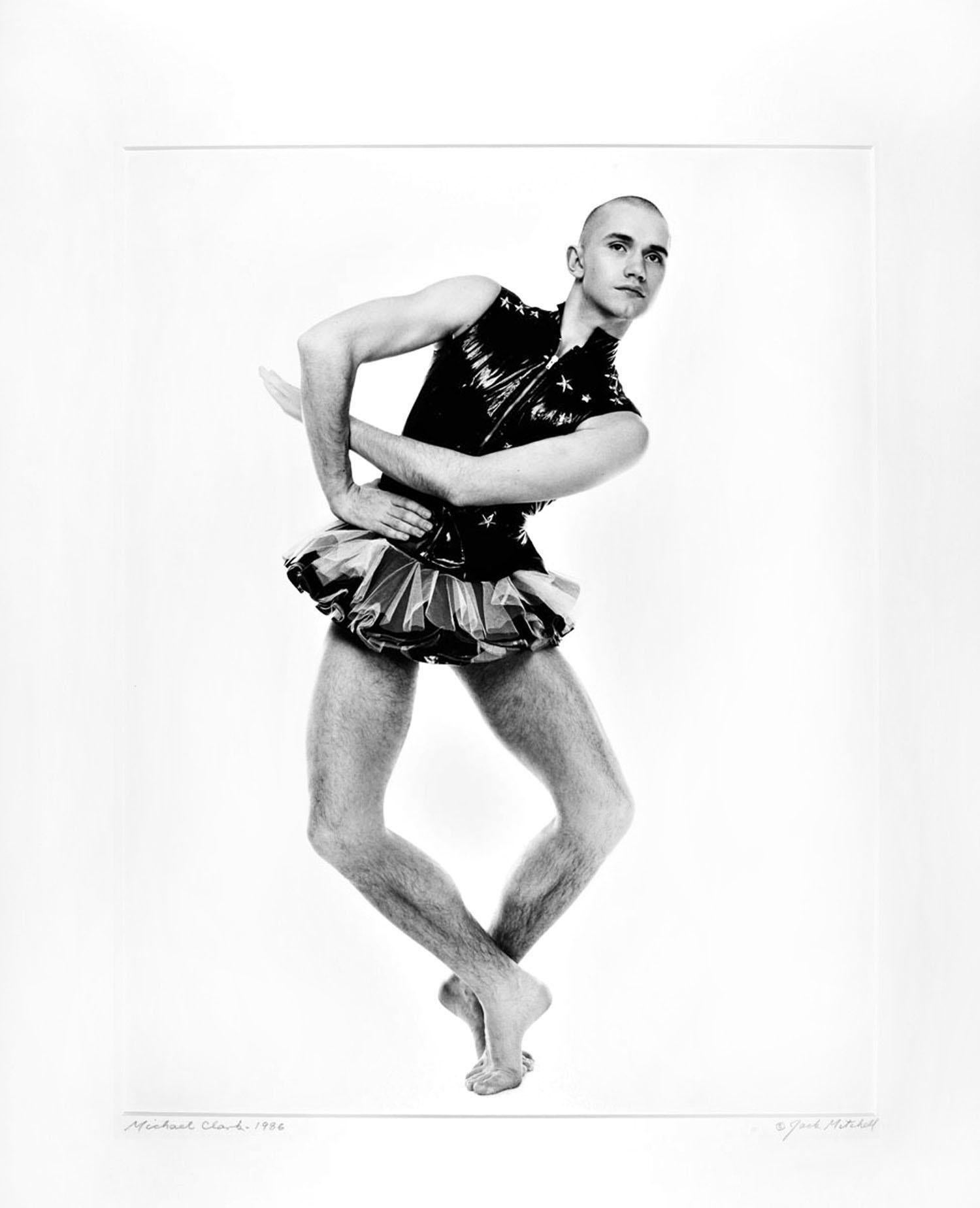 Jack Mitchell Black and White Photograph – Der Tänzer und Choreograf Michael Clark (age 23), signierter Ausstellungsdruck 