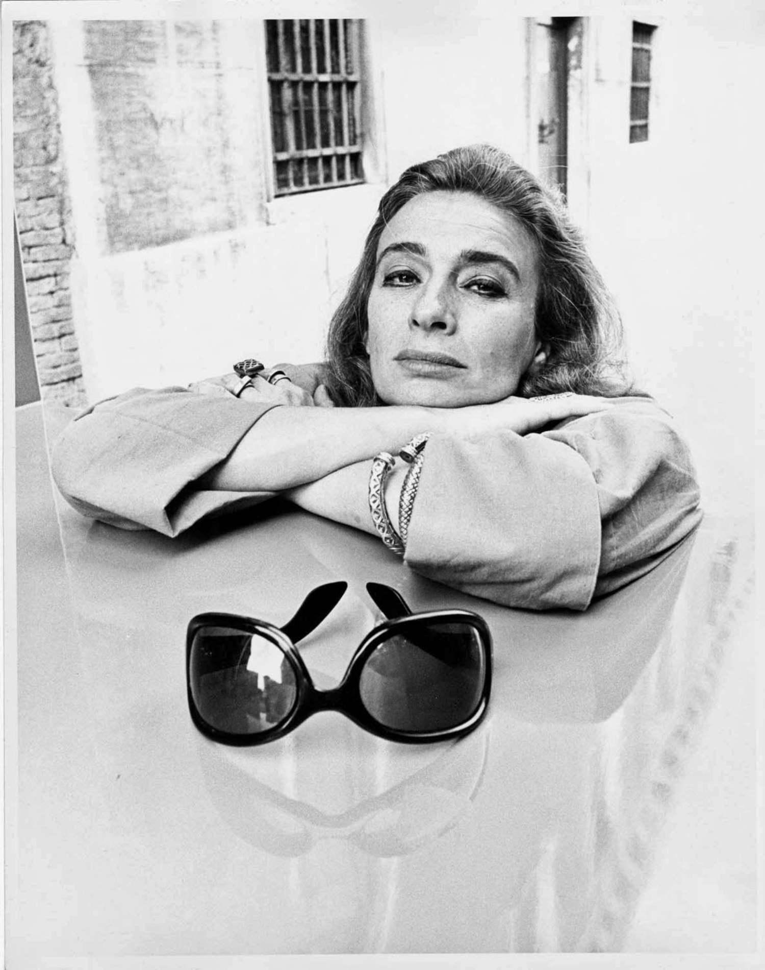 Jack Mitchell Portrait Photograph – Skulptur Beverly Pepper auf der Biennale von Venedig