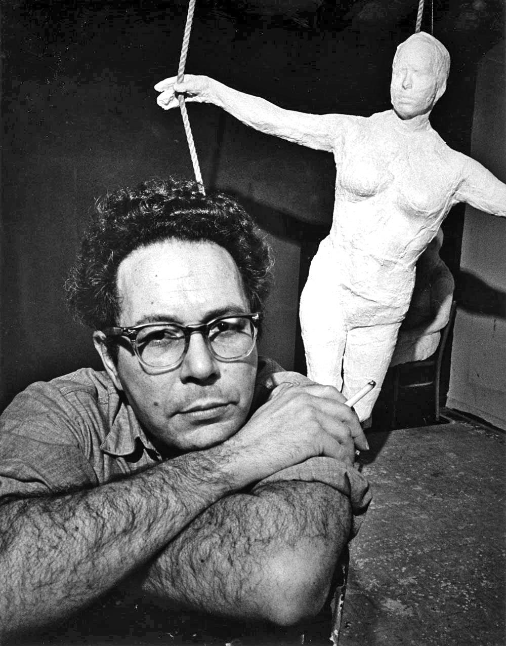 11 x 14" Silbergelatinefotografie des Bildhauers George Segal in seinem Studio in Manhattan mit neuen Arbeiten, 1969, signiert von Jack Mitchell auf der Rückseite des Abzugs. Kommt direkt aus den Jack Mitchell Archives mit einem Echtheitszertifikat.