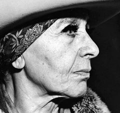 La scultrice Louise Nevelson nel suo studio di Manhattan, firmata da Jack Mitchell