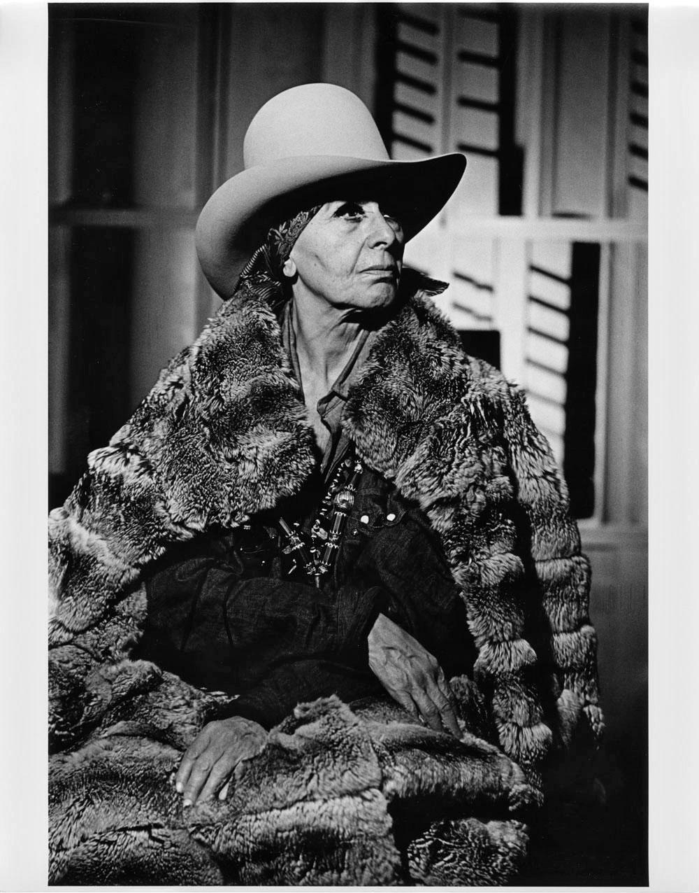 Fotografía vintage de gelatina de plata de 11 x 14 pulgadas de la escultora Louise Nevelson en su estudio de Nueva York en 1974. Numerada 10/25 y firmada en el reverso por Jack Mitchell. Procede directamente de los archivos de Jack Mitchell con