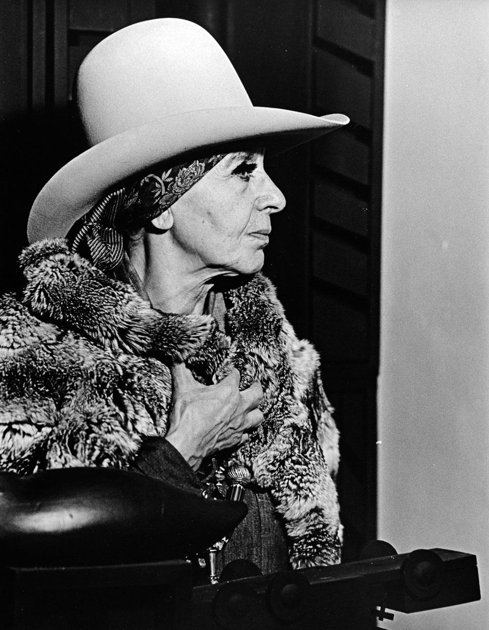 Fotografía vintage de gelatina de plata de 11 x 14 pulgadas de la escultora Louise Nevelson en su estudio de Nueva York en 1974. Firmado en el reverso por Jack Mitchell. Procede directamente de los archivos de Jack Mitchell con certificado de