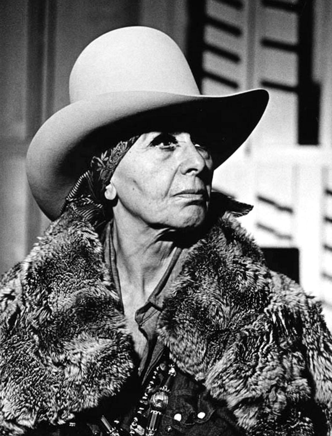 La escultora Louise Nevelson en su estudio de Nueva York, firmado por Jack Mitchell en venta 1
