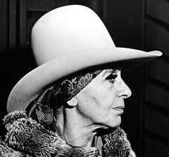 La scultrice Louise Nevelson nel suo studio di New York, firmata da Jack Mitchell