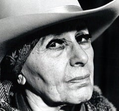 Die Bildhauerin Louise Nevelson fotografierte in ihrem Atelier in New York City