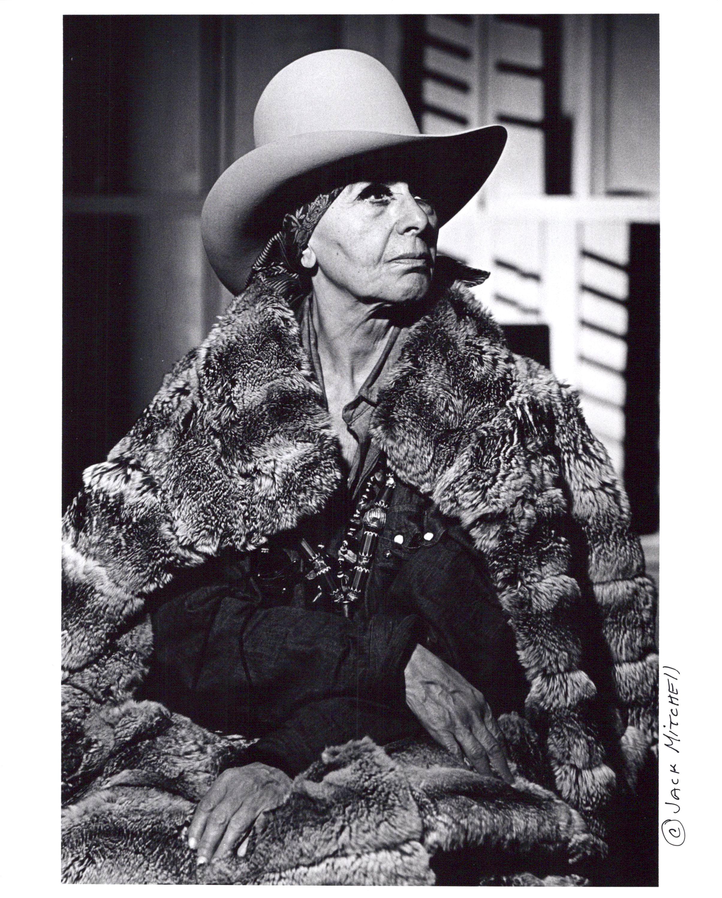 Jack Mitchell Black and White Photograph – Die Bildhauerin Louise Nevelson fotografierte in ihrem Atelier in New York City