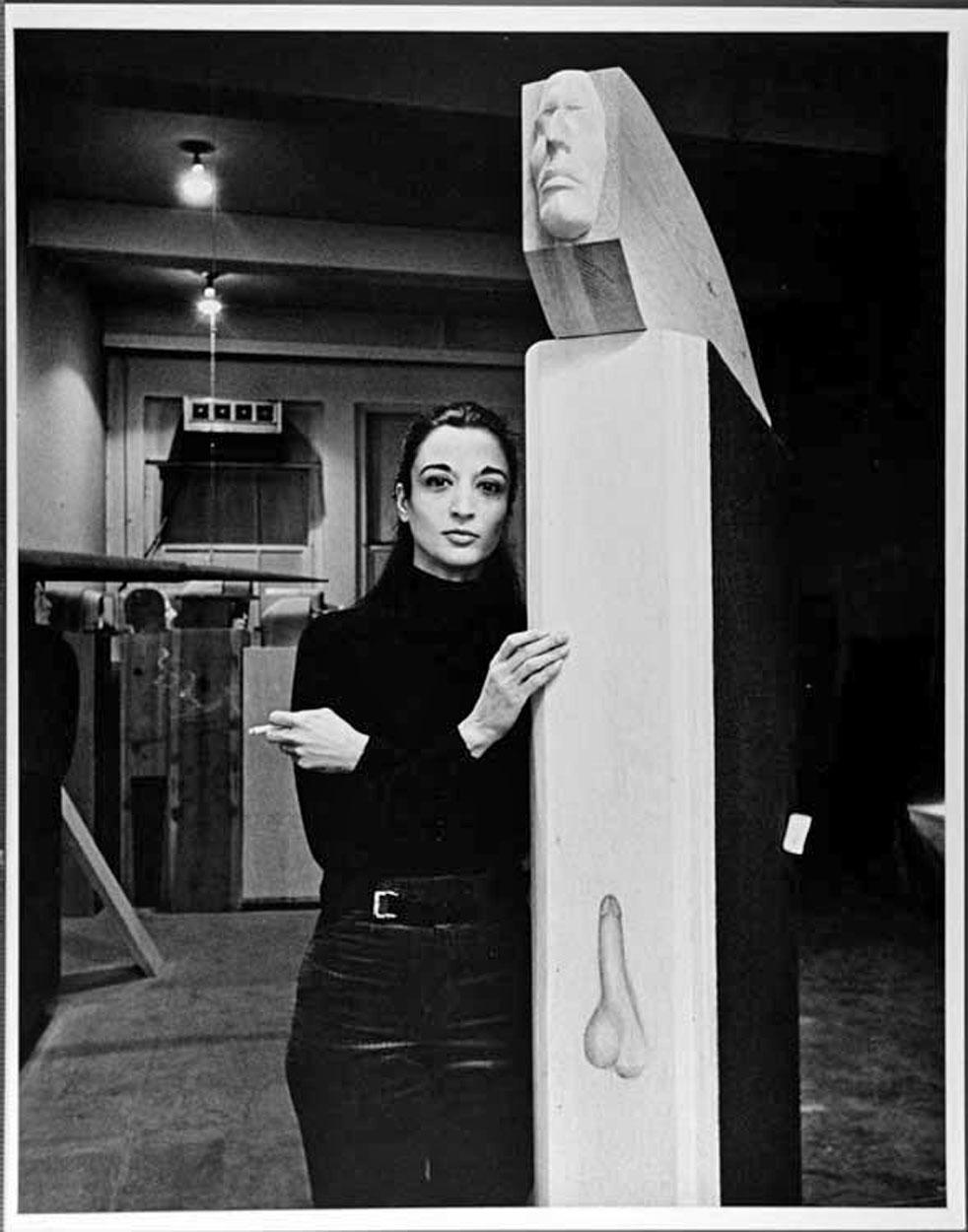 Black and White Photograph Jack Mitchell - La sculptrice Marisol (Maria Sol Escobar) dans son studio de New York