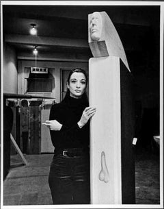 Die Bildhauerin Marisol (Maria Sol Escobar) in ihrem Atelier in New York City