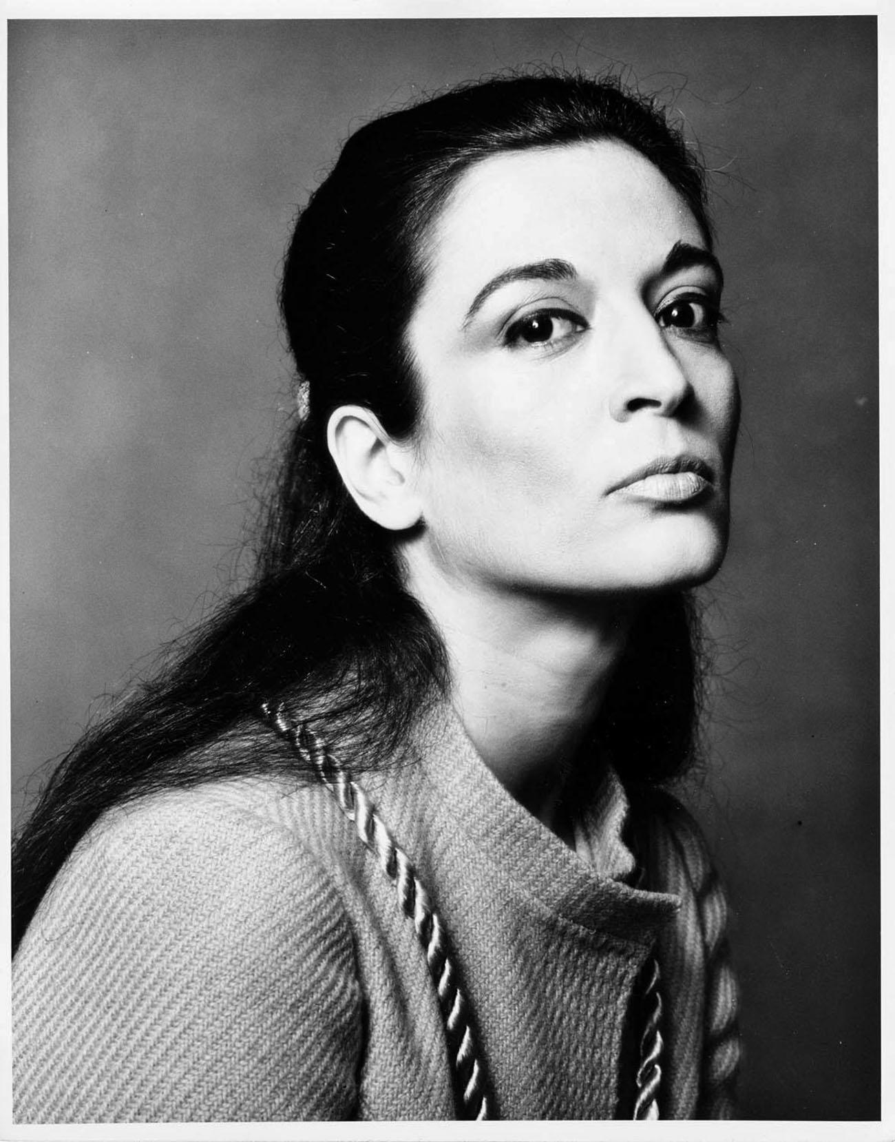 Jack Mitchell Black and White Photograph – Die Bildhauerin Marisol (Maria Sol Escobar) in ihrem Atelier in New York City