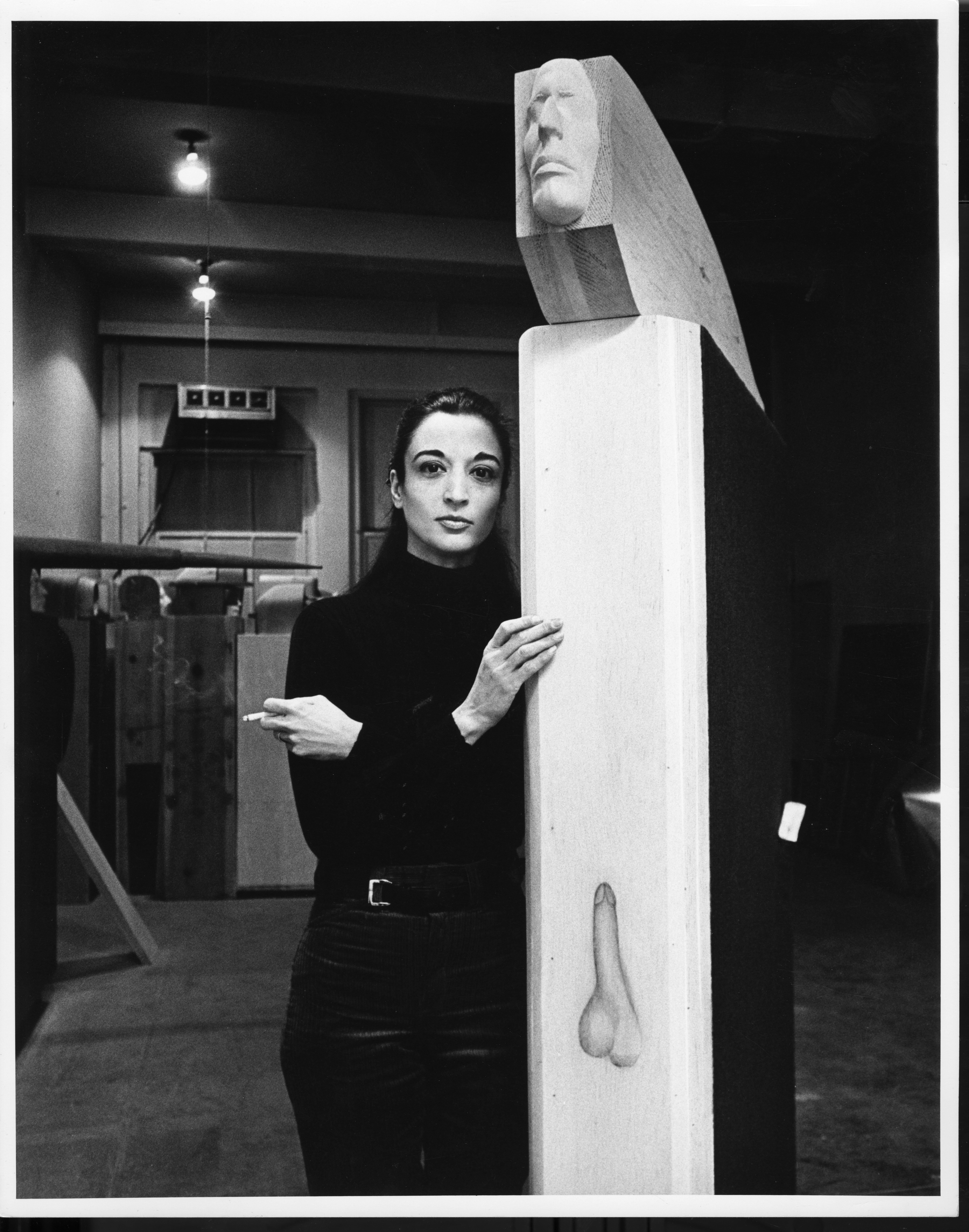 La scultrice Marisol (Maria Sol Escobar) nel suo studio di NYC