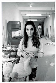 Bildhauerin Marisol (Maria Sol Escobar) in ihrem Studio, signiert von Jack Mitchell
