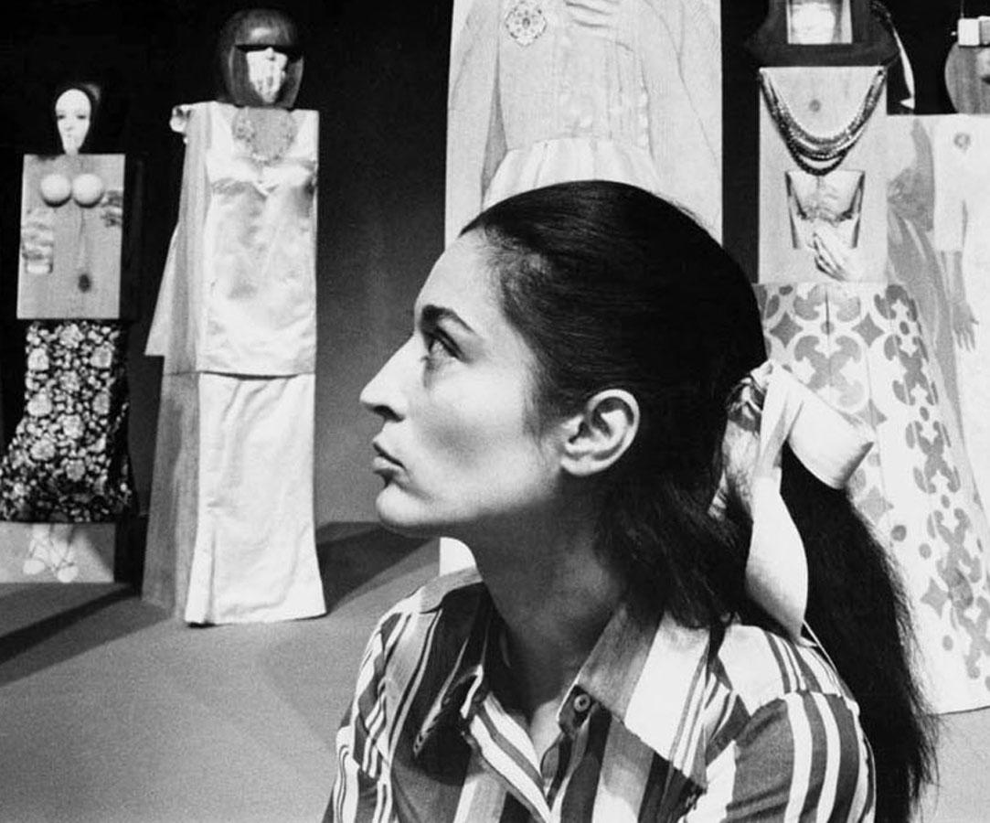 Die Bildhauerin Marisol (Maria Sol Escobar) mit ihren Skulpturen – Photograph von Jack Mitchell