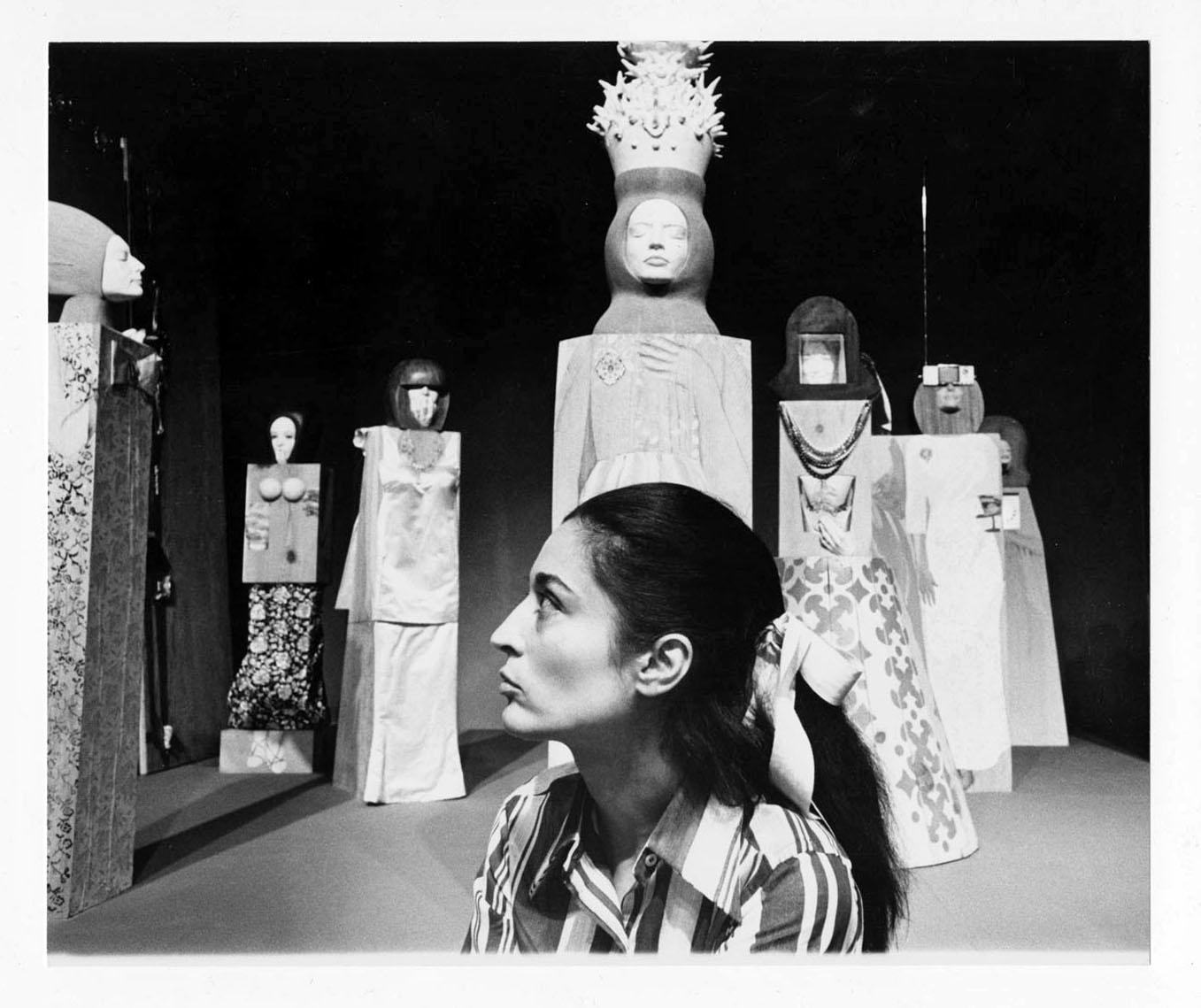 Black and White Photograph Jack Mitchell - La sculptrice Marisol (Maria Sol Escobar) avec ses sculptures
