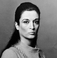 Scultrice Marisol, (Marisol Escobar), ritratto iconico firmato da Jack Mitchell