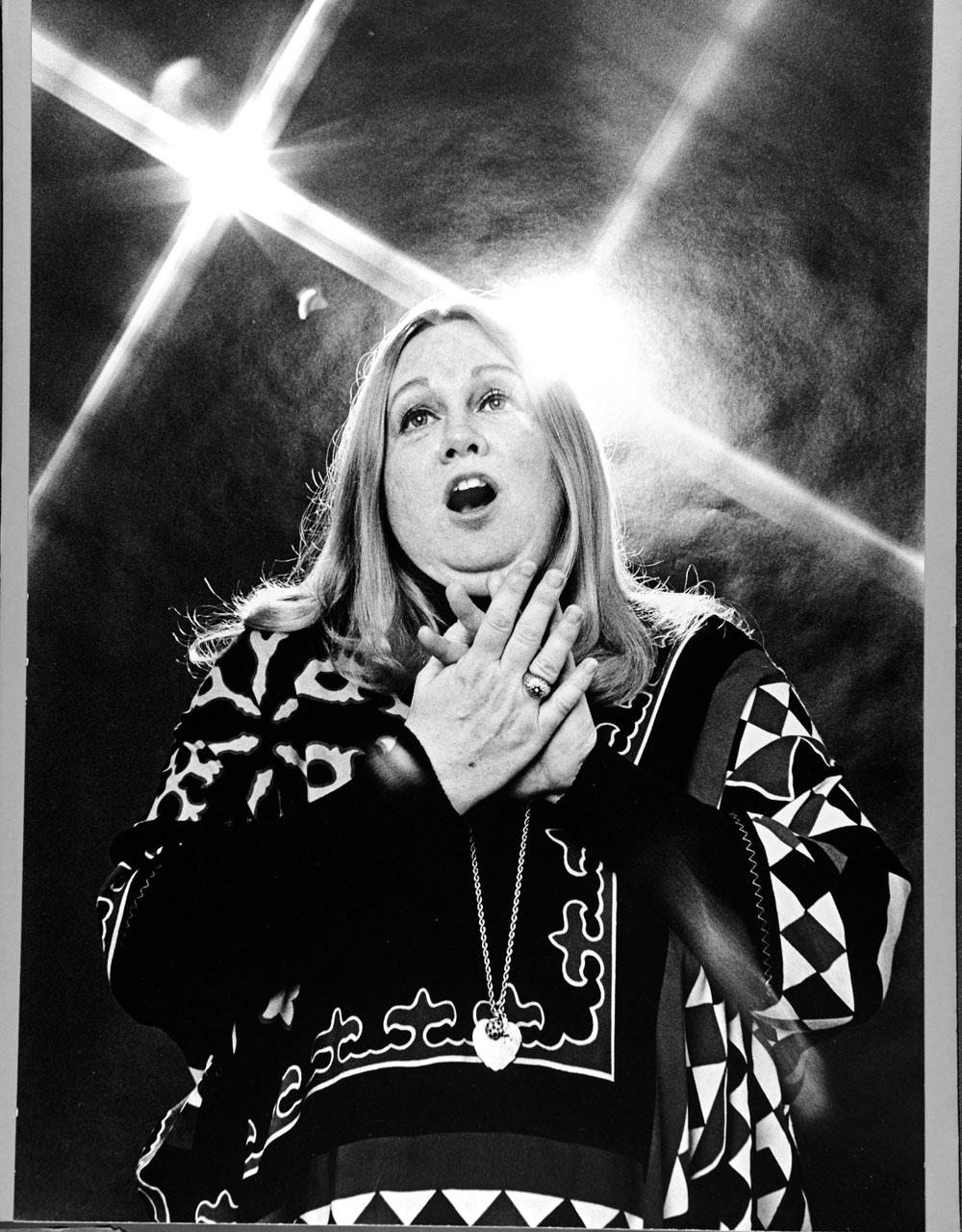 Fotografia vintage alla gelatina d'argento di 11 x 14 pollici della cantante Barbara Cook che si esibisce nel 1975. Firmato da Jack Mitchell sul verso della stampa. Proviene direttamente dagli archivi Jack Mitchell con un certificato di