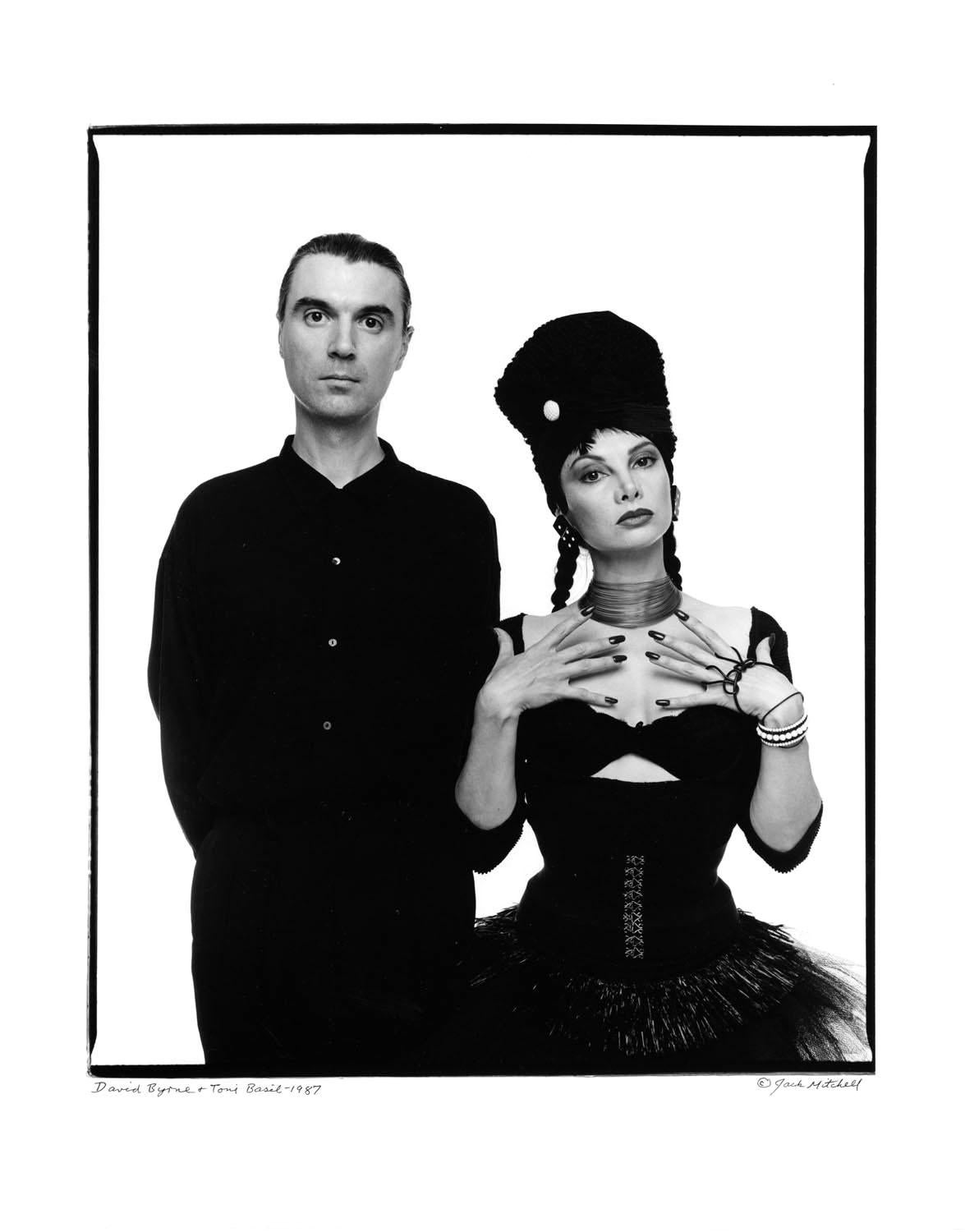 Jack Mitchell Black and White Photograph – David Byrne, Sänger/Songwriter David Byrne und Tänzer/Choreograph Toni Basil, signiert von Jack