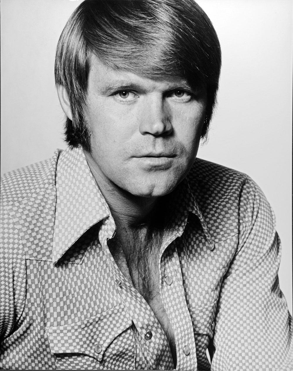 11 x 14" alte Silbergelatinefotografie des Country-Sängers, Songwriters und Gitarristen Glen Campbell, 1973. Signiert von Jack Mitchell auf der Rückseite des Drucks. Ein weiterer Abzug dieser Fotografie wurde 2017 von der Smithsonian National