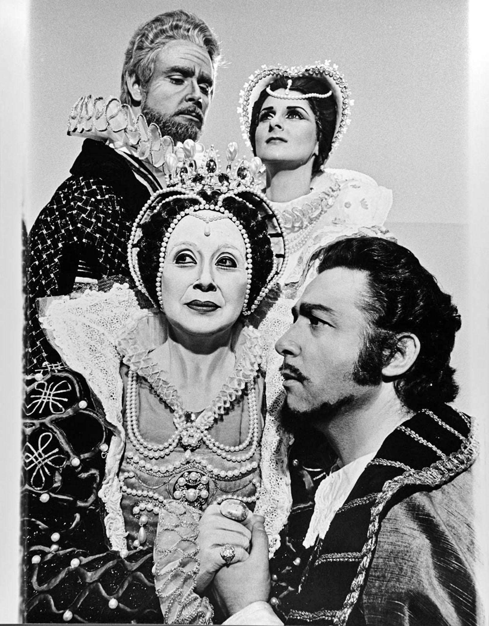 Jack Mitchell Black and White Photograph – Soprano Beverly Sills und komplettes Kleid in „Roberto Devereux“ in der NYC Opera gegossen