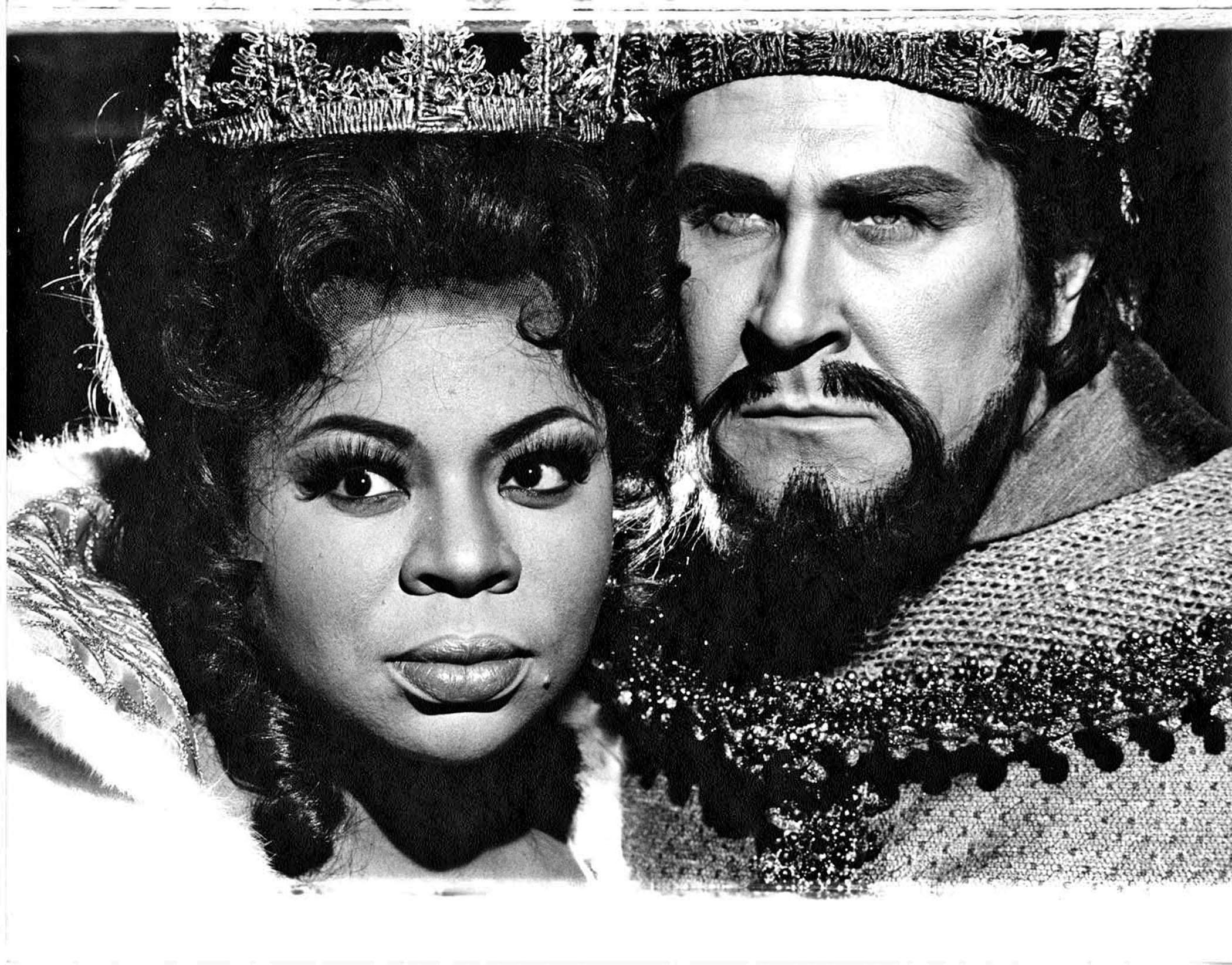 Jack Mitchell Black and White Photograph – „Macbeth“ von Soprano Martina Arroyo und Baritone Sherrill Milnes in der MET- Oper