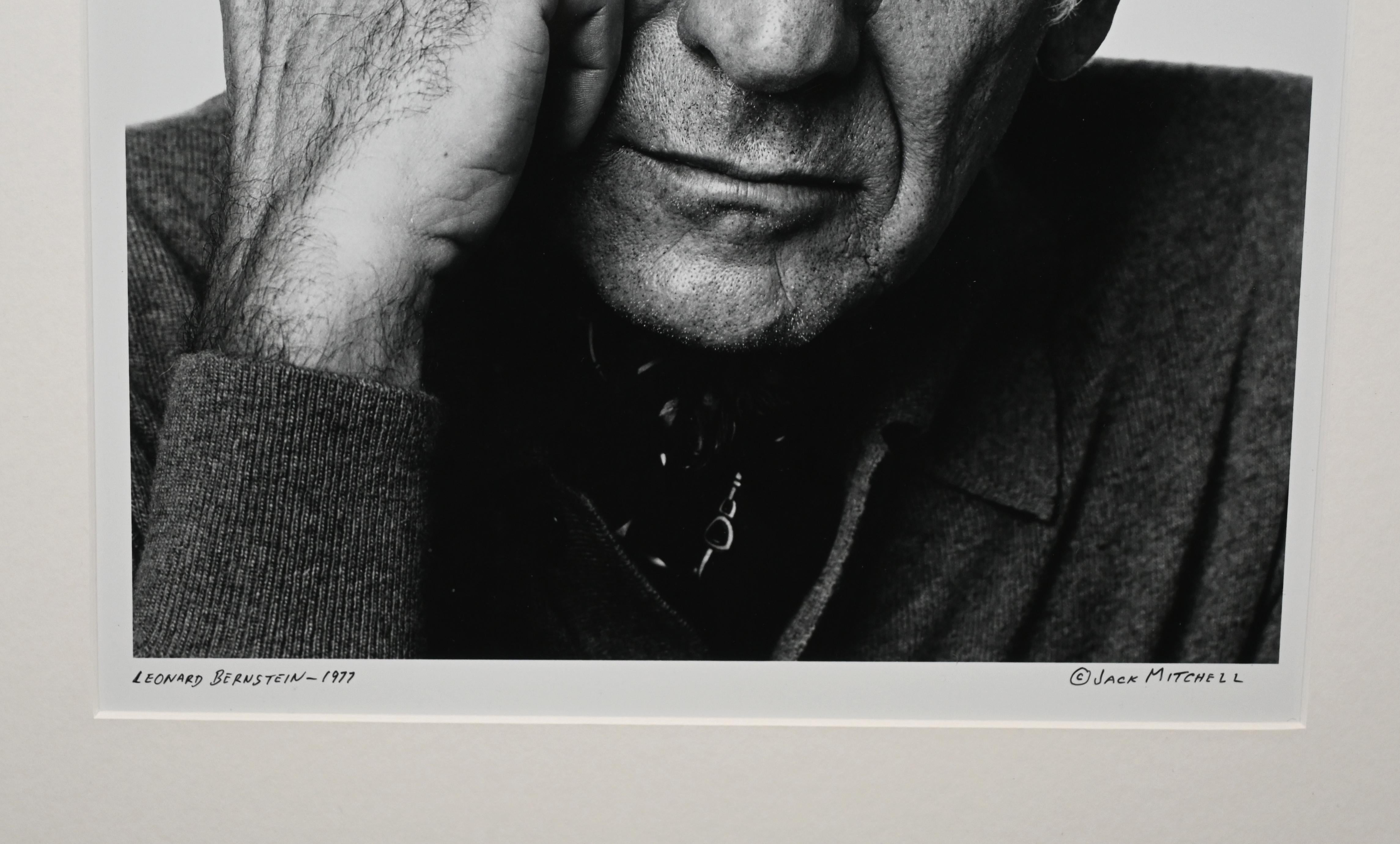 Gerahmtes signiertes Vintage-Foto von Leonard Bernstein (Pop-Art), Photograph, von Jack Mitchell