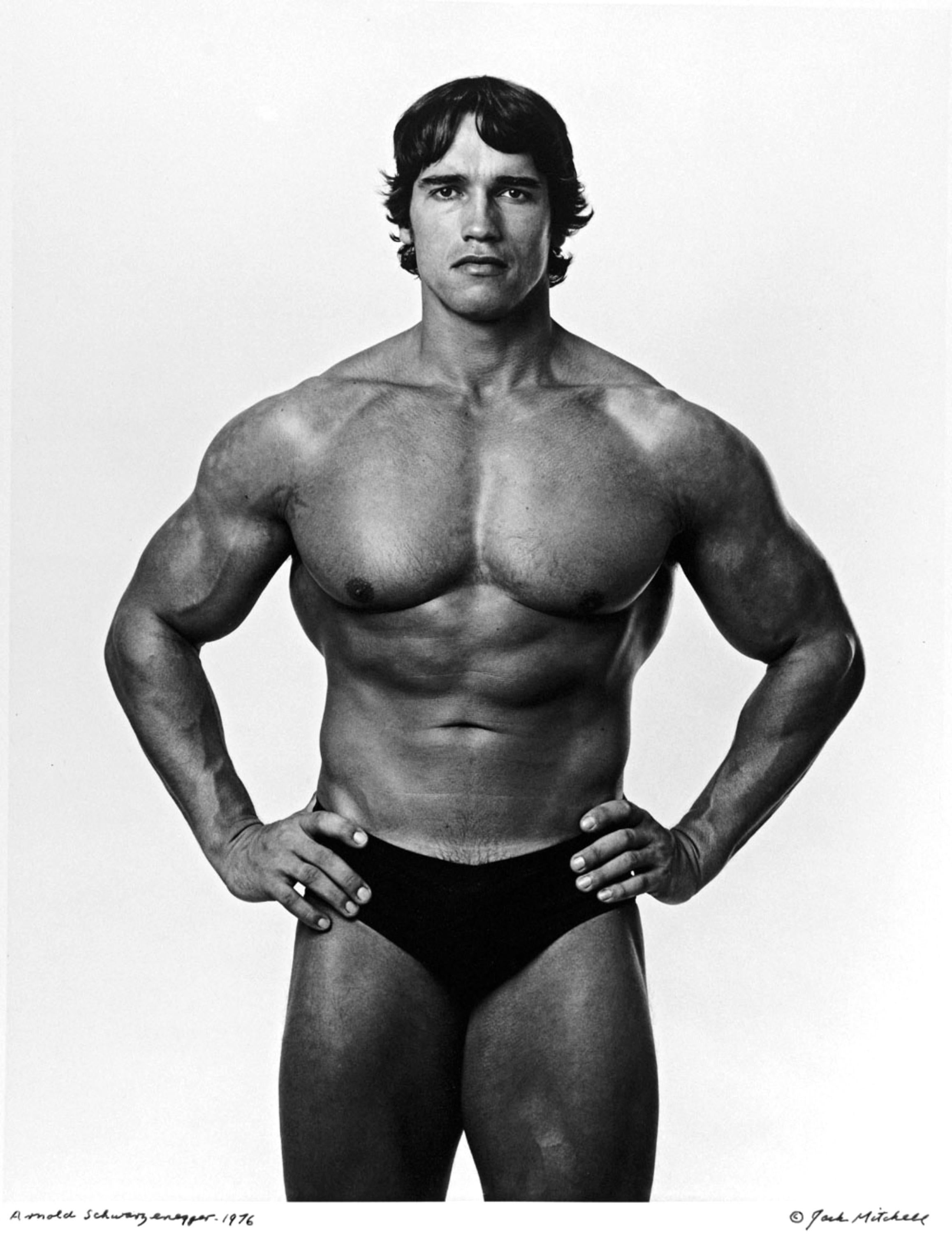 Arnold Schwarzenegger - Portrait encadré, photo signée vintage - Photograph de Jack Mitchell