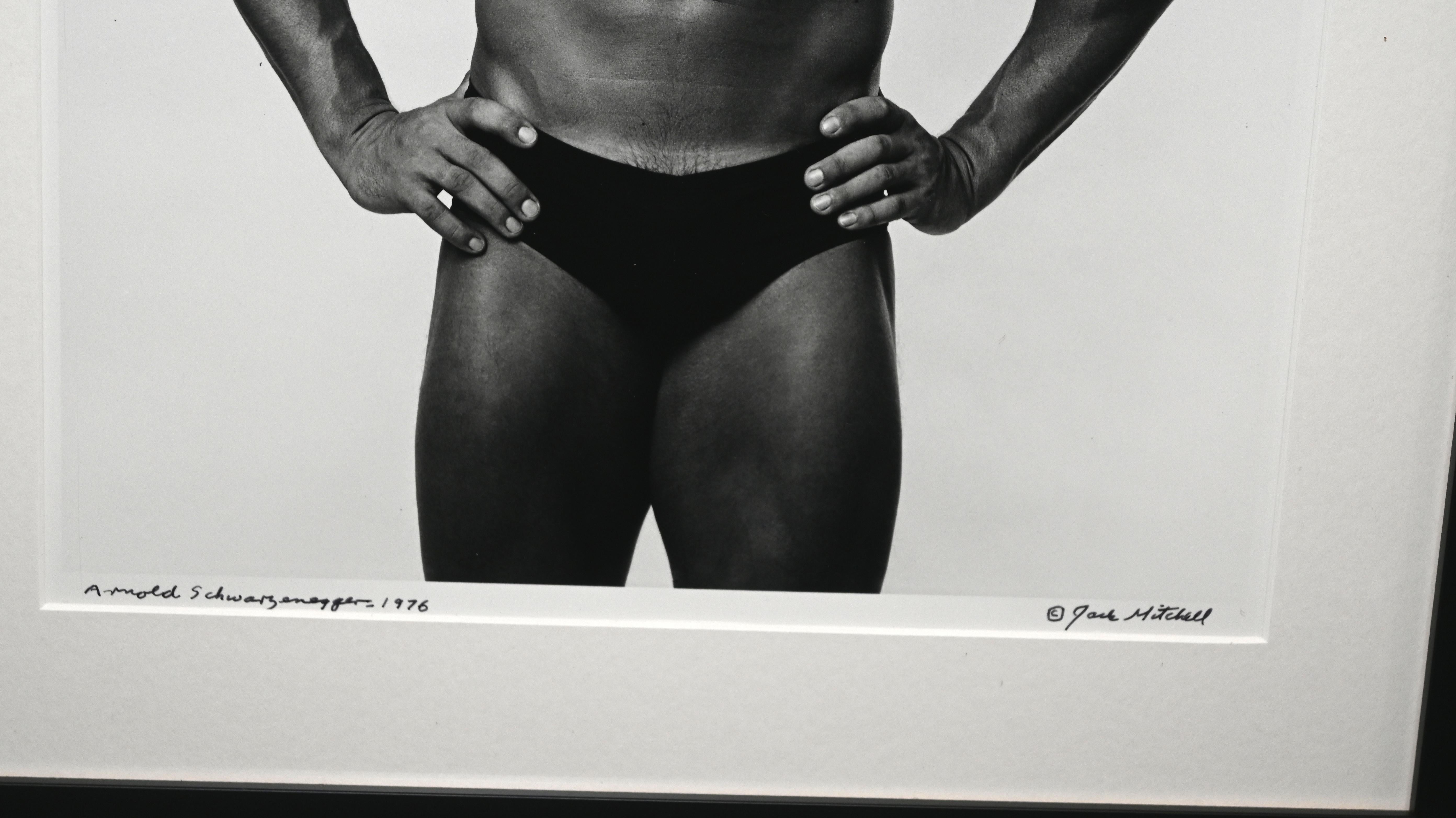 Arnold Schwarzenegger - Portrait encadré, photo signée vintage - Pop Art Photograph par Jack Mitchell