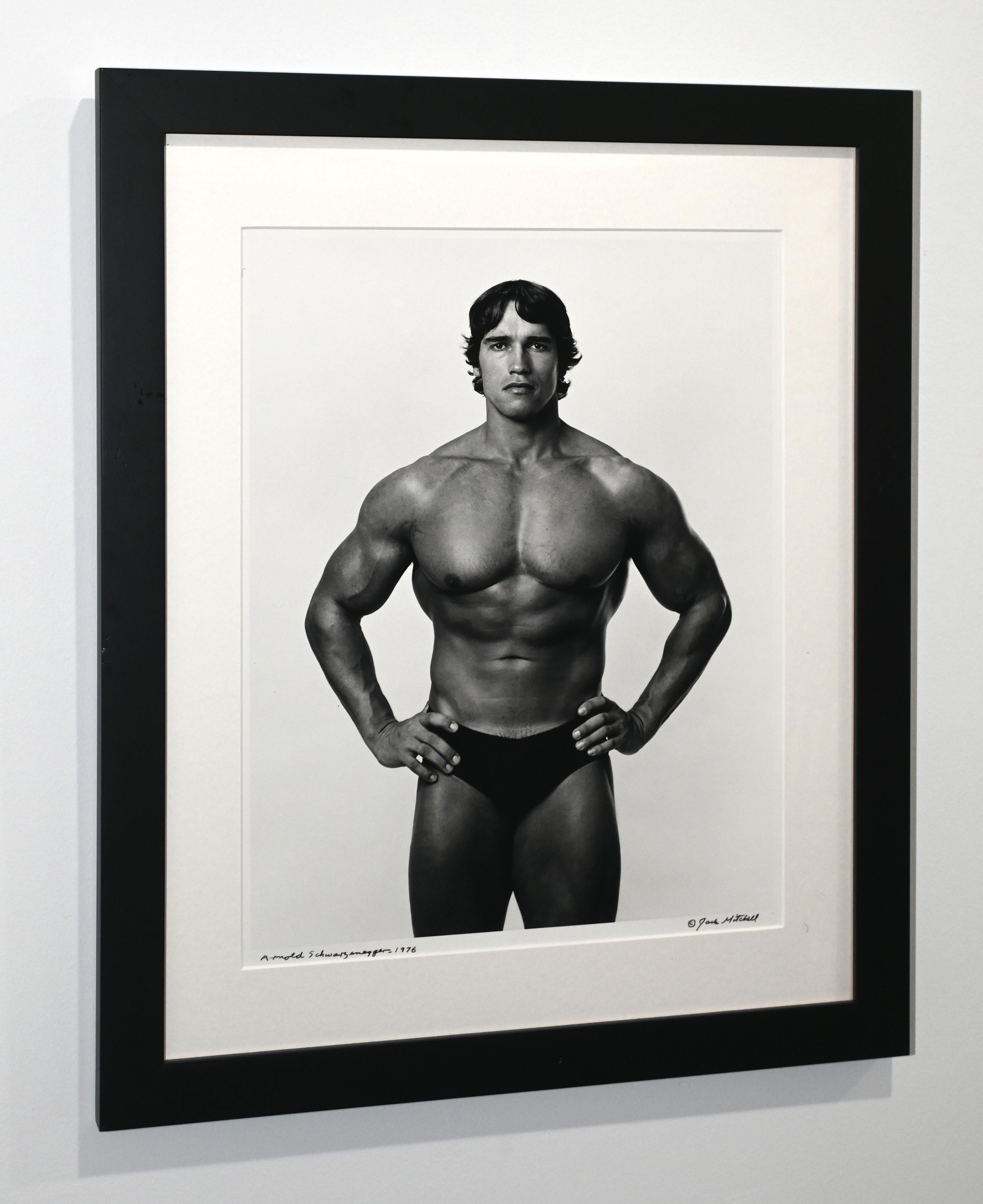 Jack Mitchell Black and White Photograph – Gerahmtes Porträt Arnold Schwarzenegger, signiertes Vintage-Foto