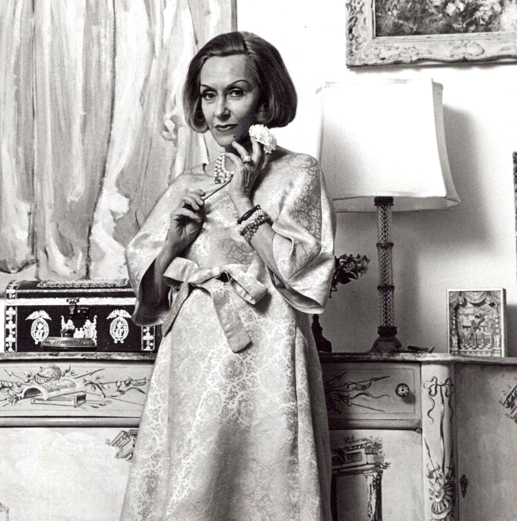 Bühnen- und Raumteilerbildnerin Gloria Swanson fotografierte in ihrem Haus in New York City (Pop-Art), Photograph, von Jack Mitchell