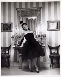 La estrella del cine y la televisión Gloria Swanson posando en el vestíbulo de su casa de Nueva York
