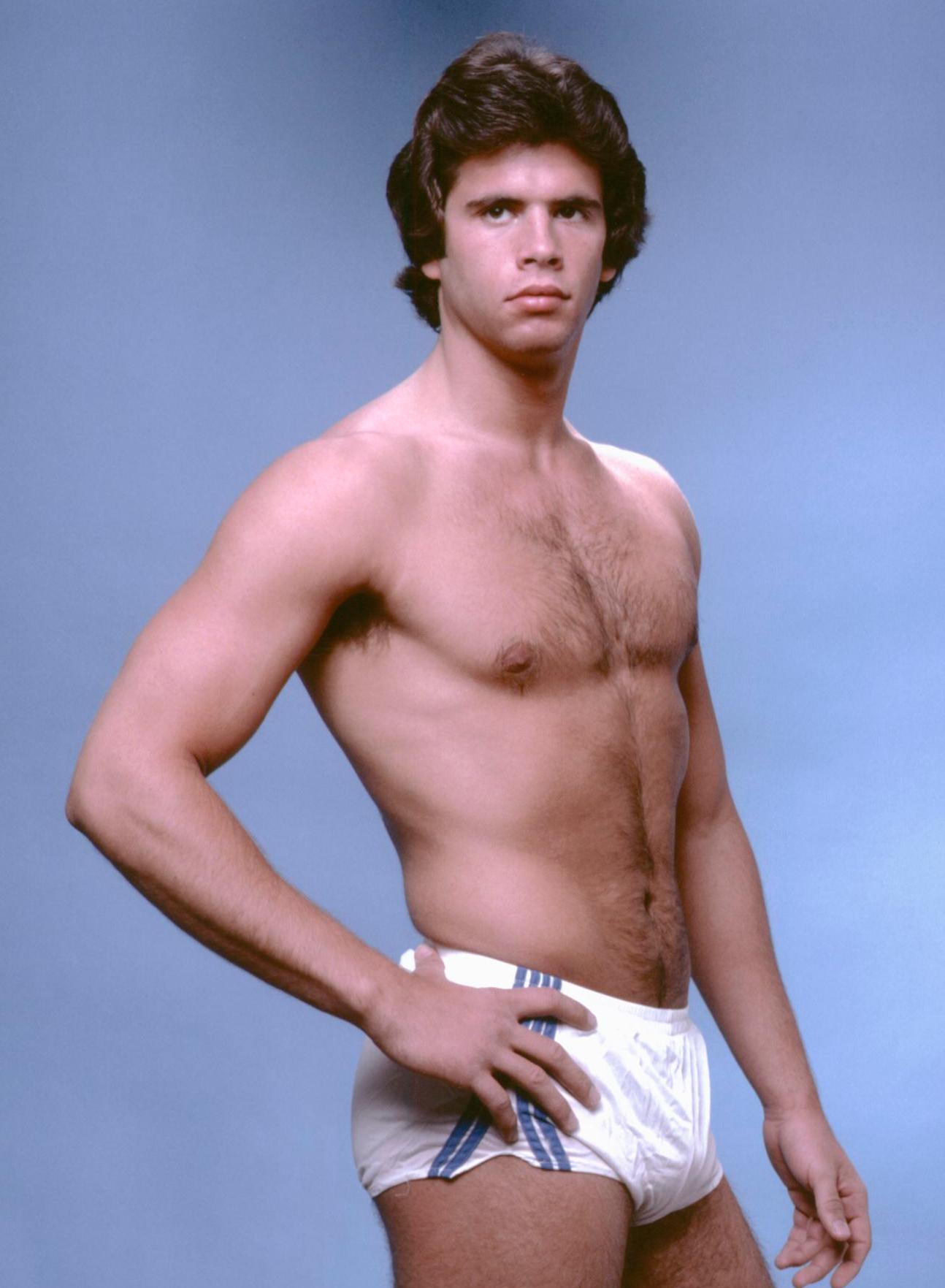 Portrait en studio de l'acteur américain Lorenzo Lamas, âgé de 21 ans - Photograph de Jack Mitchell