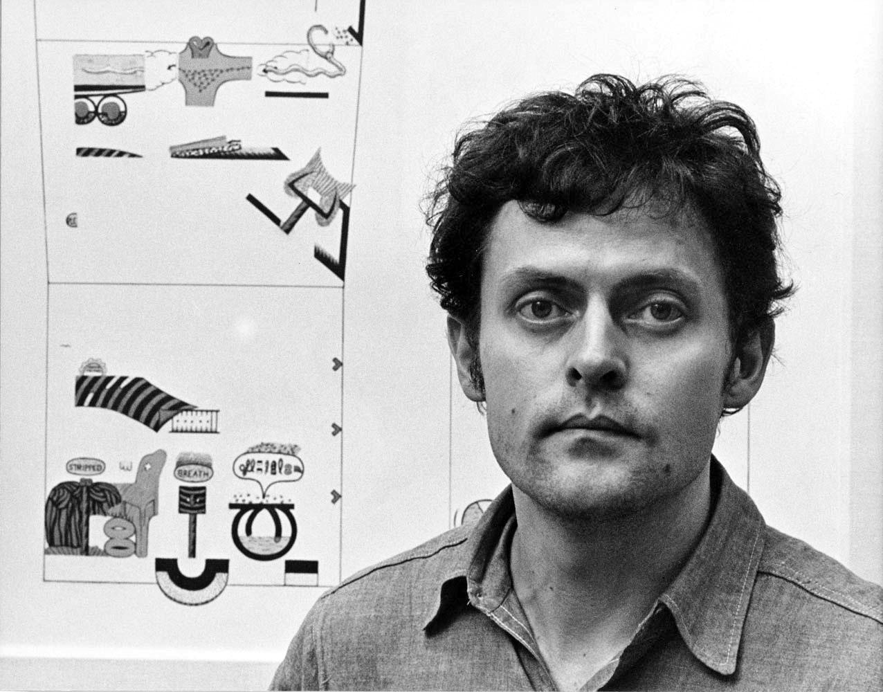 Fotografia vintage alla gelatina d'argento di 11 x 14 pollici dell'artista svedese Öyvind Axel Christian Fahlström fotografato con le sue opere esposte per una mostra personale alla Sidney Janis Gallery di New York nel 1969. Firmato da Jack Mitchell