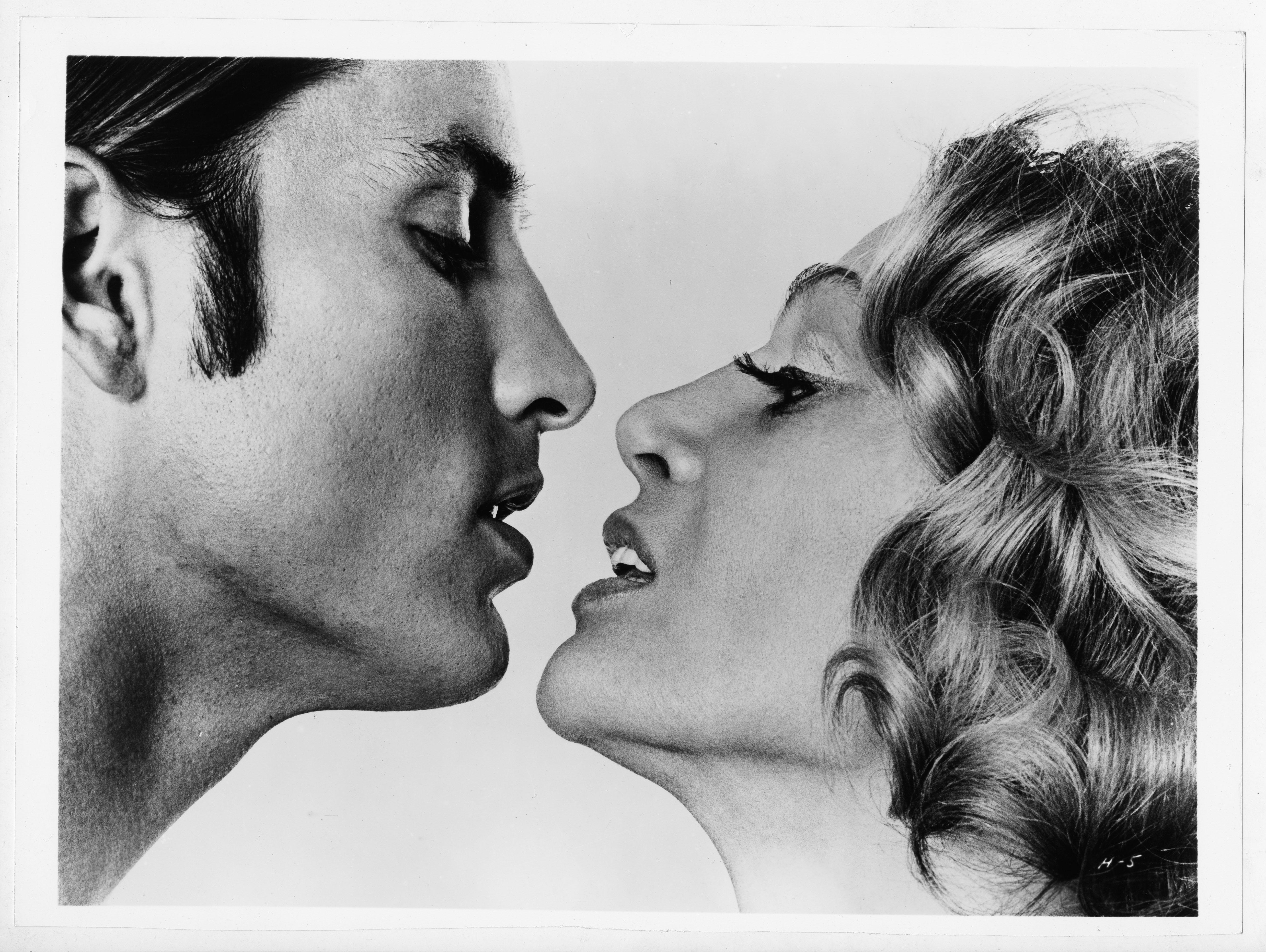 Jack Mitchell Black and White Photograph – Sylvia Miles und Joe Dallesandro in Andy Warhols „Heat“, März 1972.