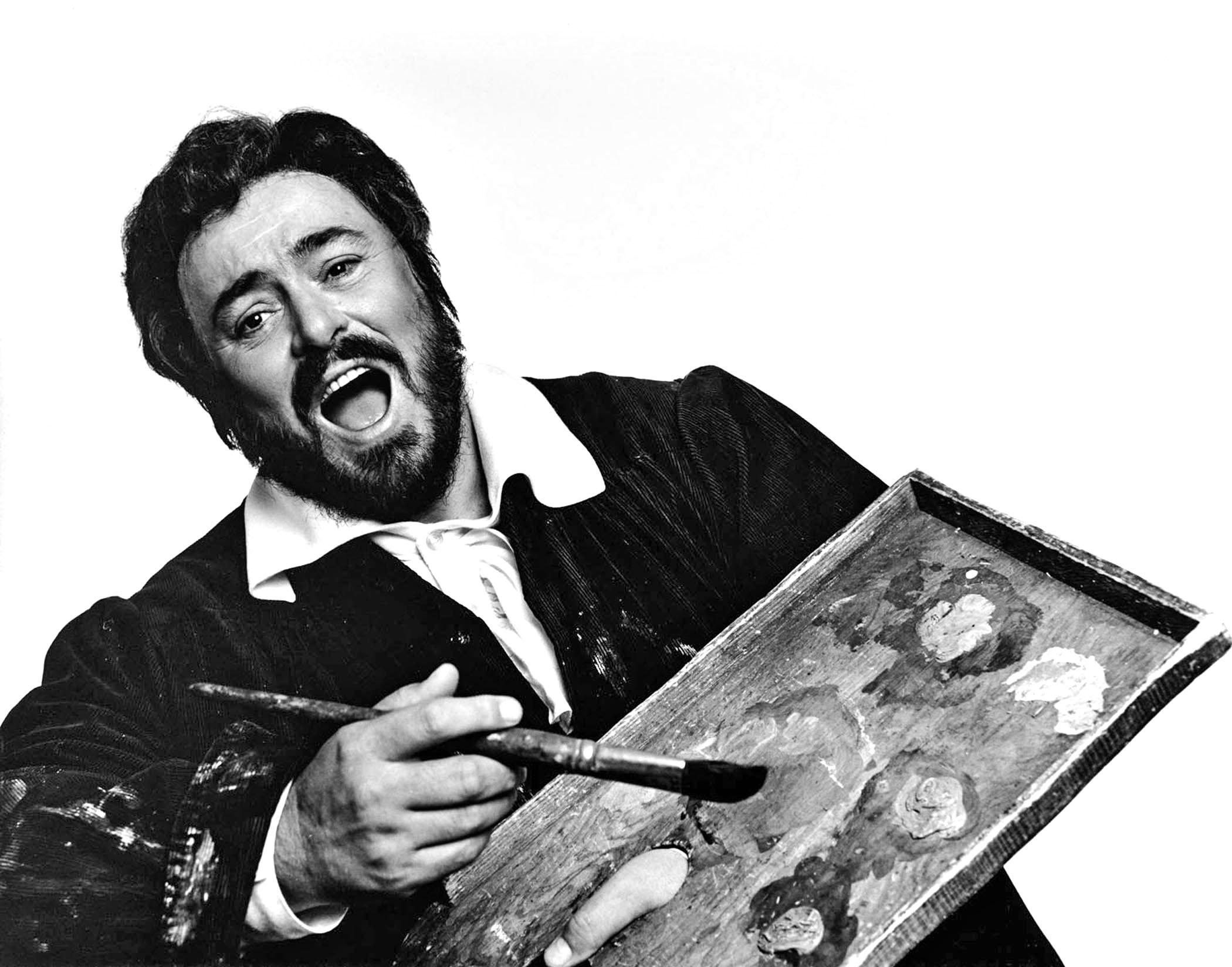 Jack Mitchell Black and White Photograph – Tenor Luciano Pavarotti trat in voller Kostüme für "La Bohme" am MET auf