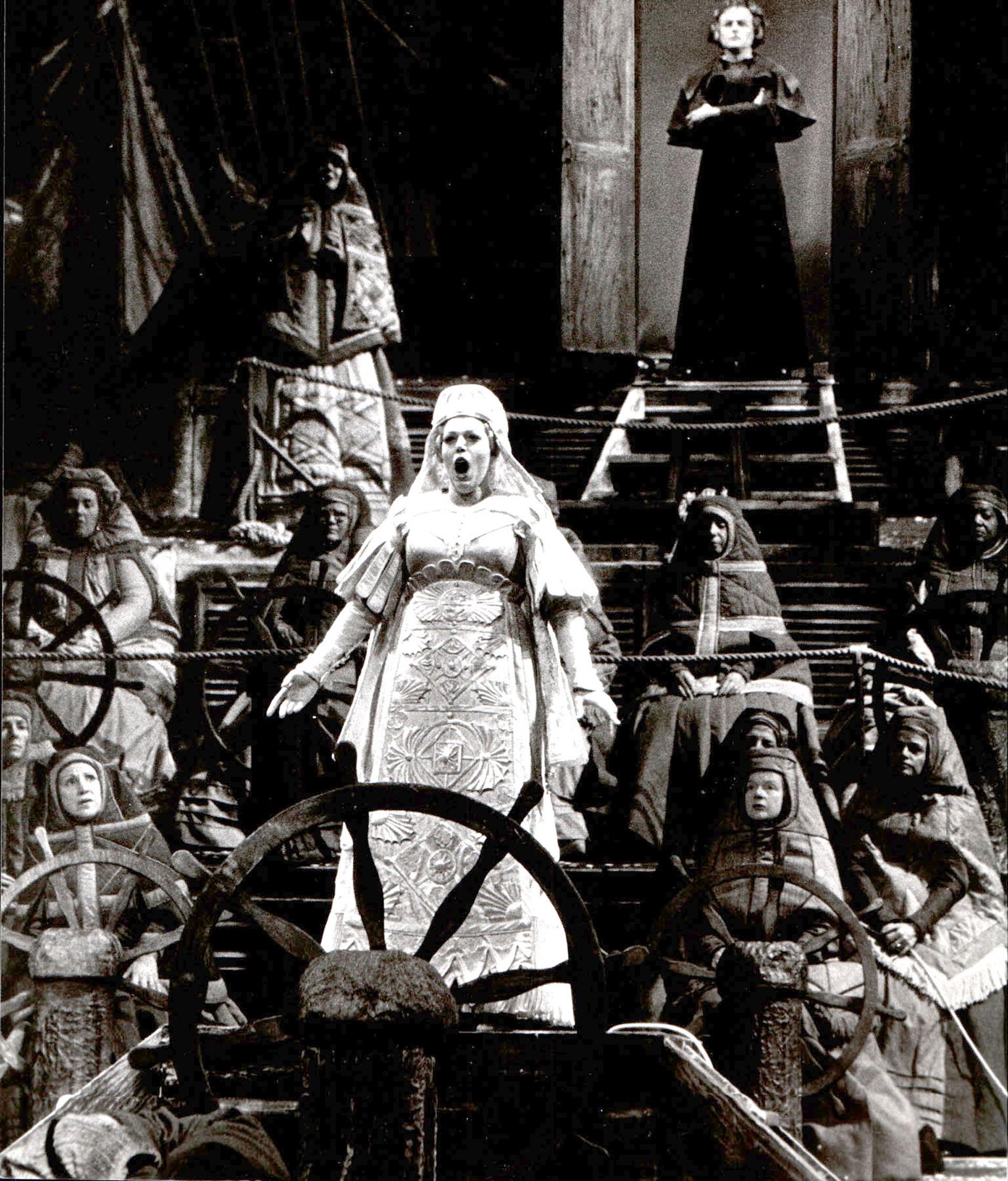 Jack Mitchell Black and White Photograph – Teresa Kubiak in der Metropolitan Opera-Produktion von „Der fliegende niederländische Künstler“