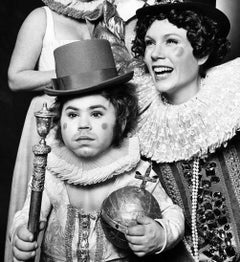 El reparto de "Isabel I" en Broadway, con Ruby Lynn Reyner, Hervé Villechaize
