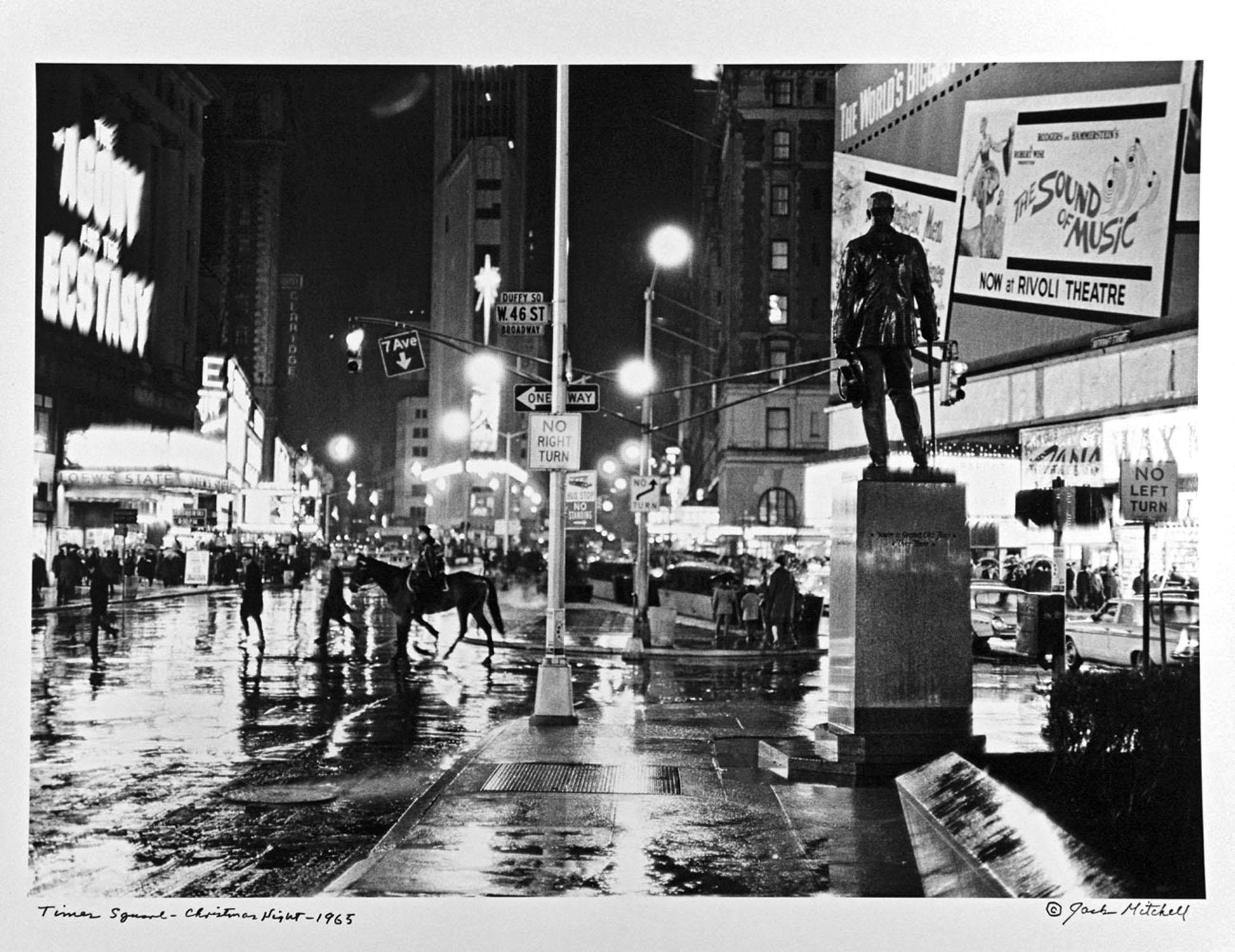 11 x 14" alte Silbergelatinefotografie des Times Square in der Weihnachtsnacht 1965, umrahmt von "The Agony and the Ecstasy" und "The Sound of Music". Signiert von Jack Mitchell auf der Vorderseite des Drucks. Kommt direkt aus dem Jack Mitchell