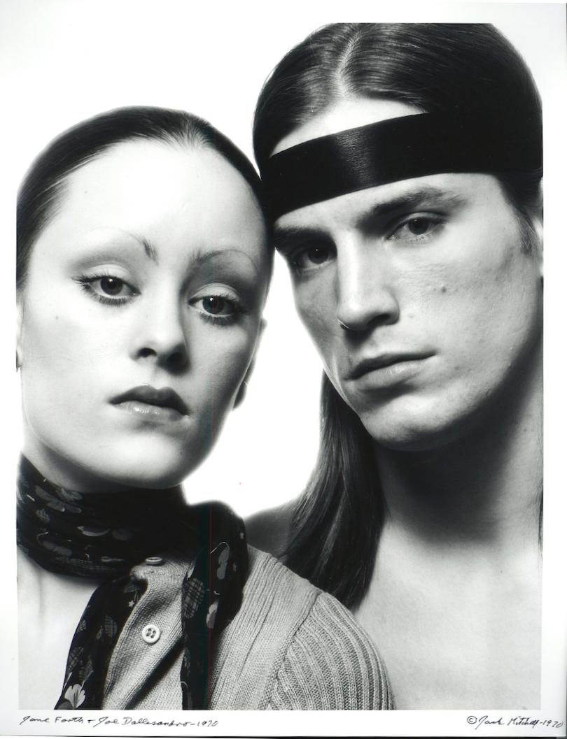 Black and White Photograph de Jack Mitchell - Las superestrellas de Warhol Jane Forth y Joe Dallesandro para After Dark Magazine
