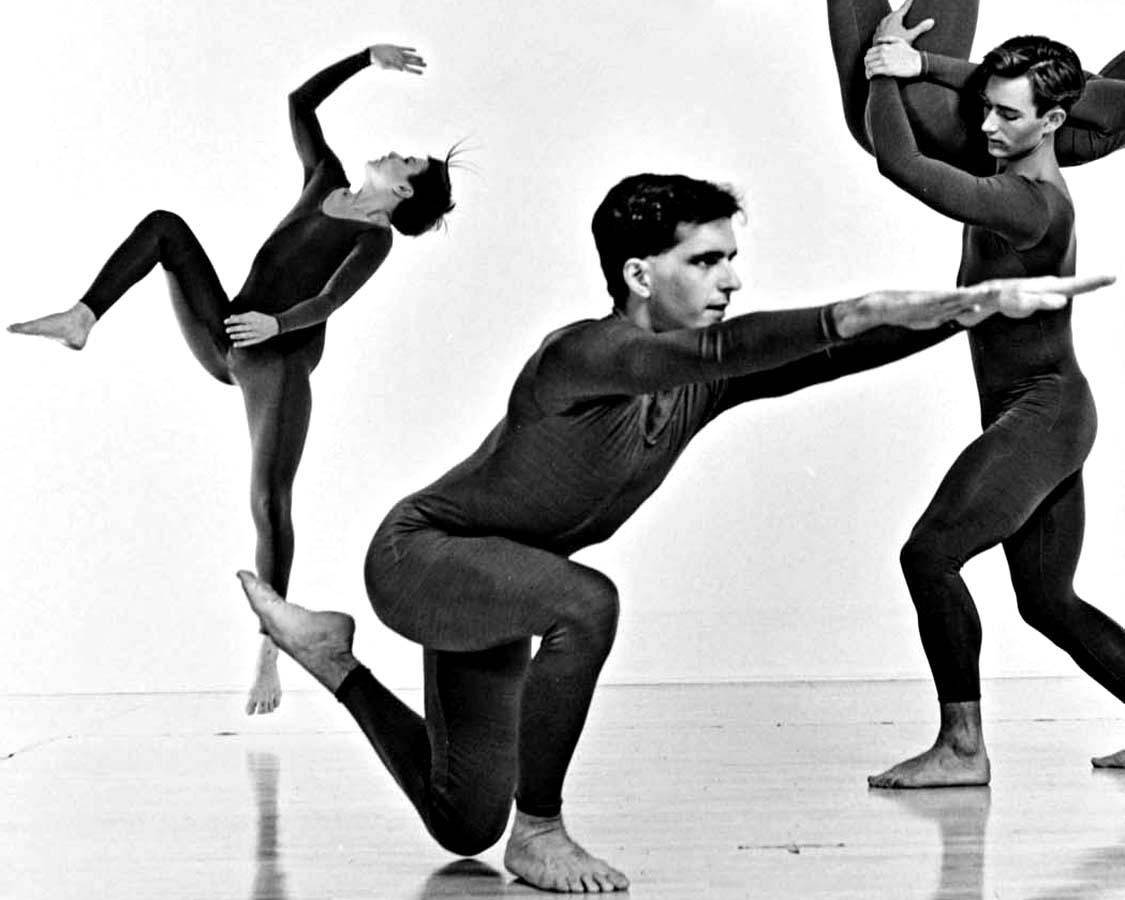 La Trisha Brown Dance Company si esibisce con 